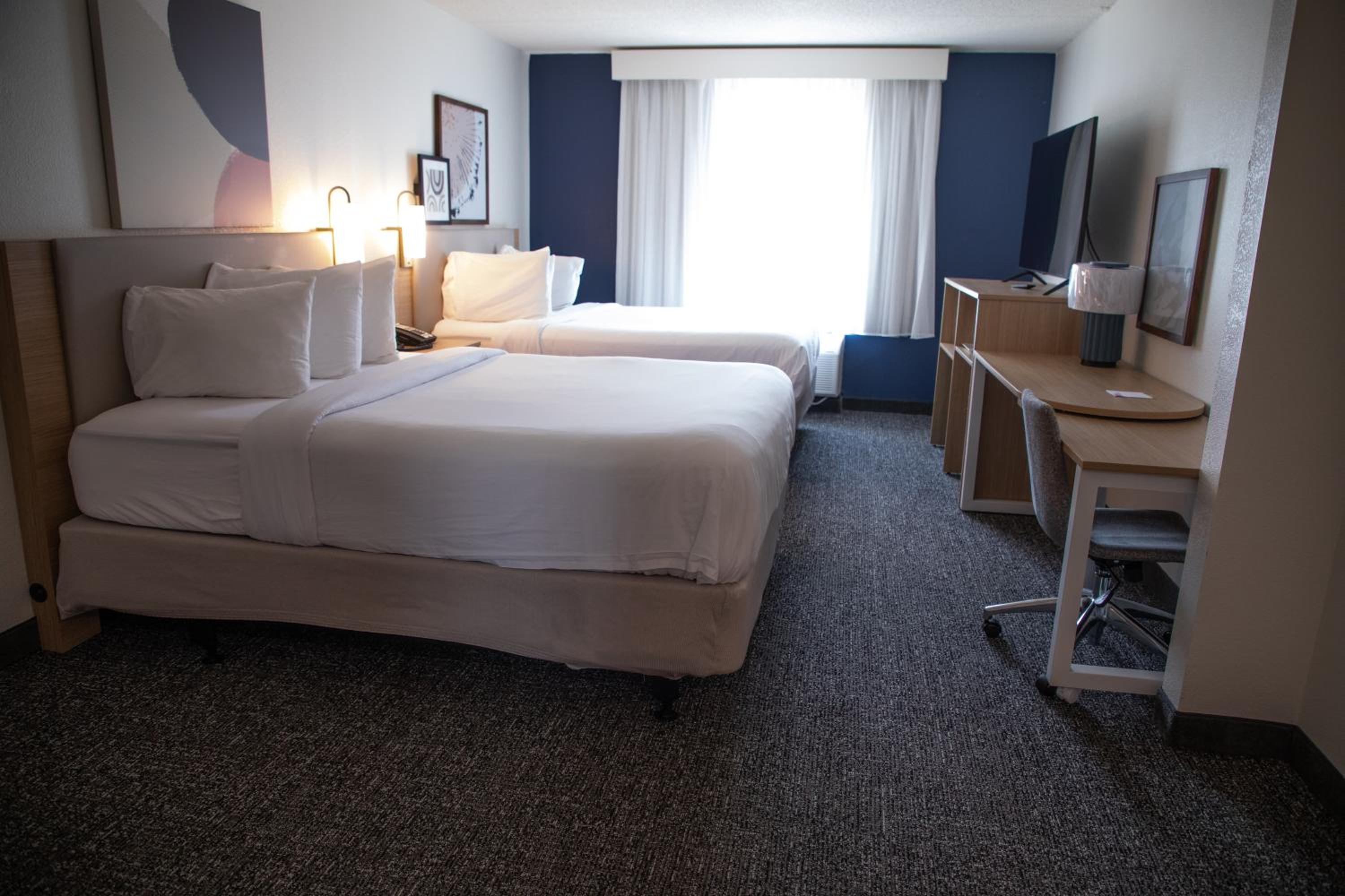 Queen Room with Two Queen Beds - Photo 5