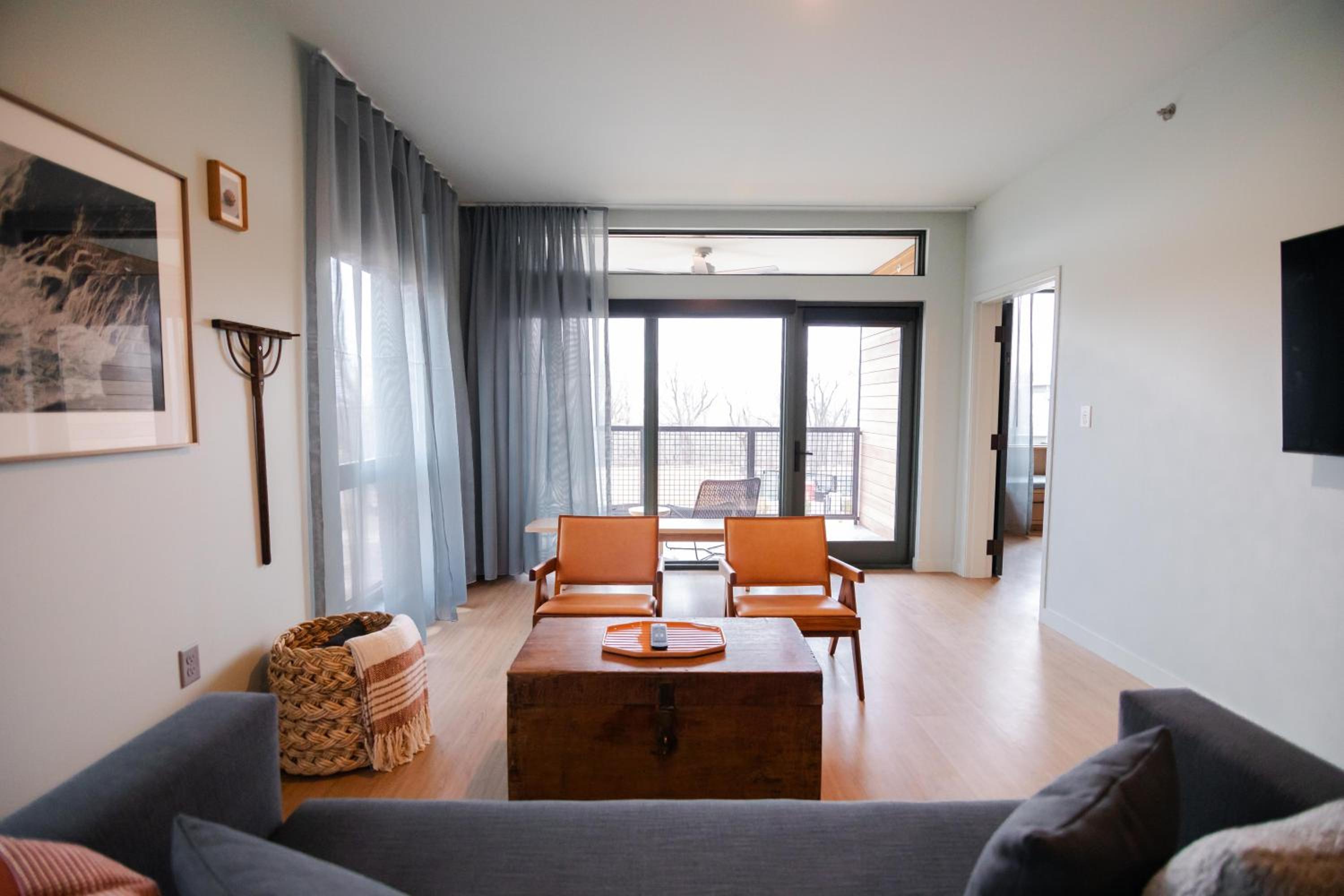 The Stonebreaker Hotel, Billede 7
