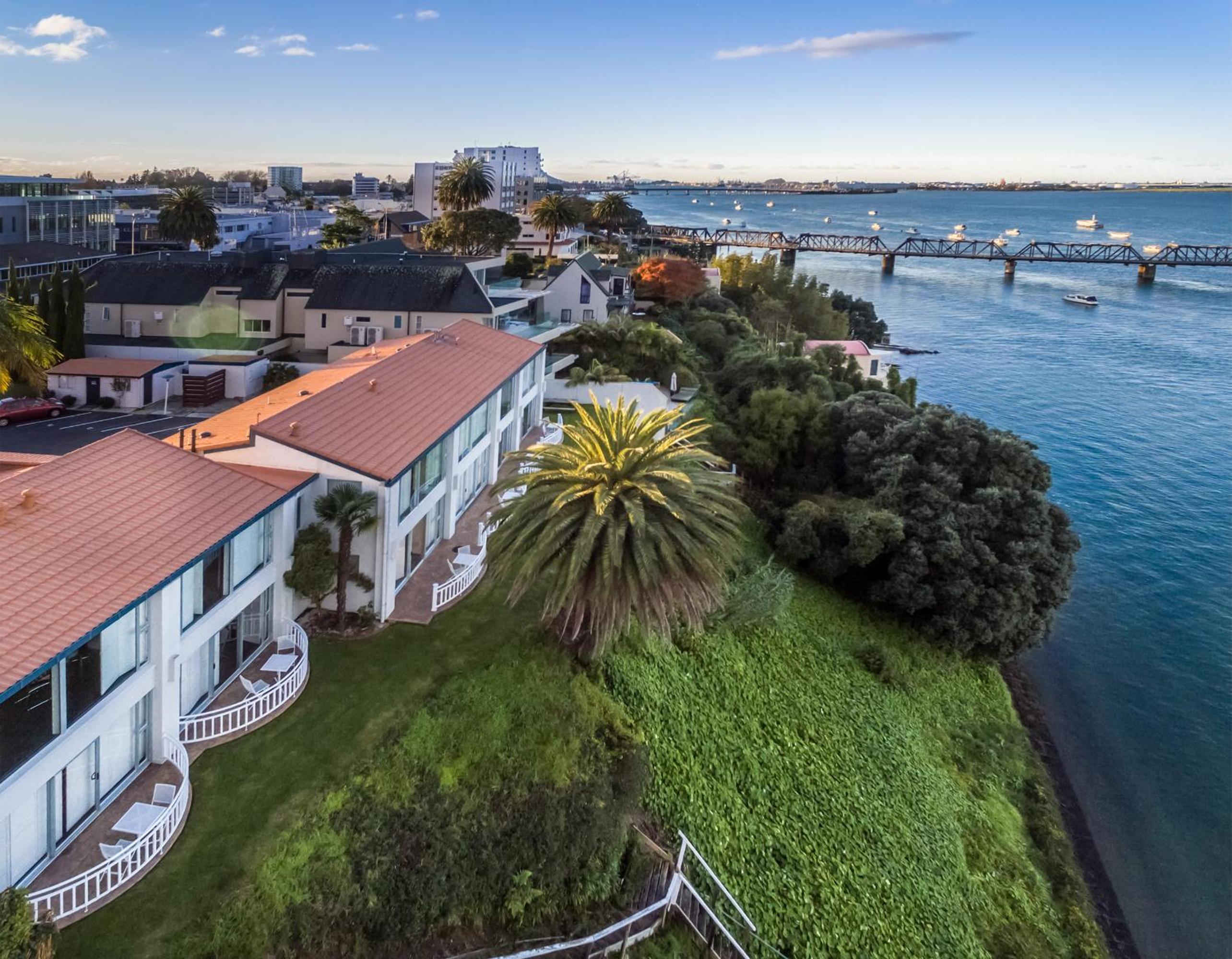 Executive Queen Suite - Water Front - Photo 14
