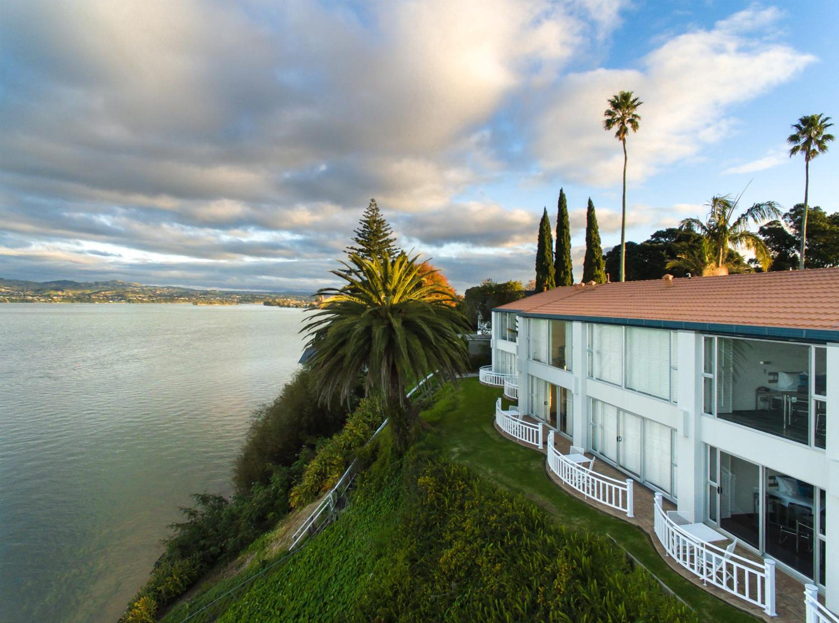 Executive Queen Suite - Water Front - Photo 15