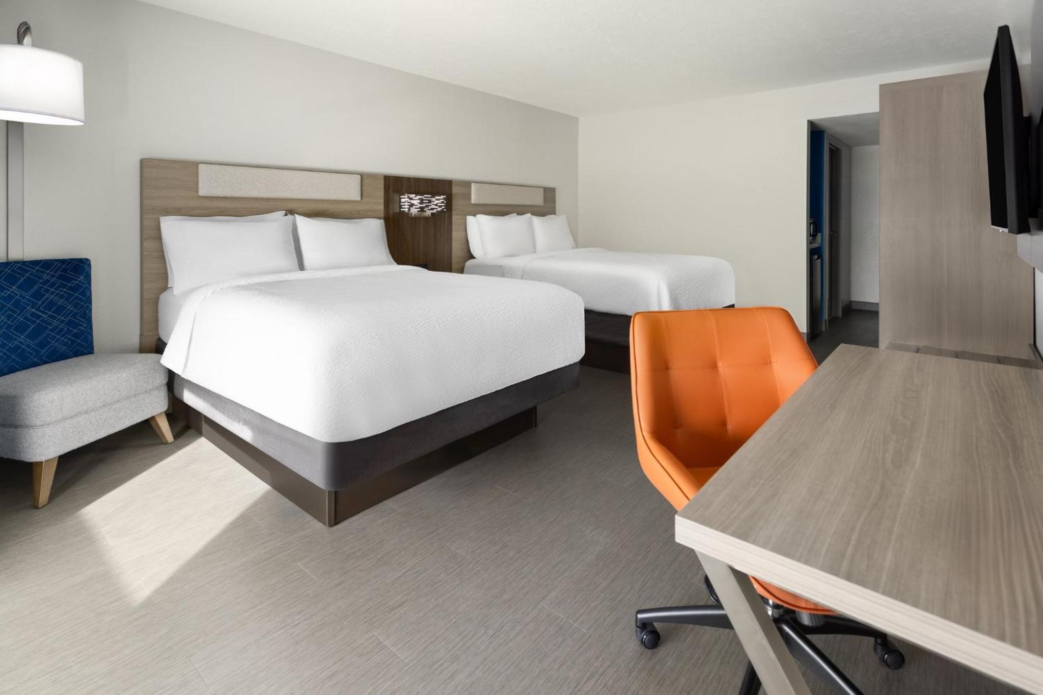 Standard Room with Two Queen Beds photo 2