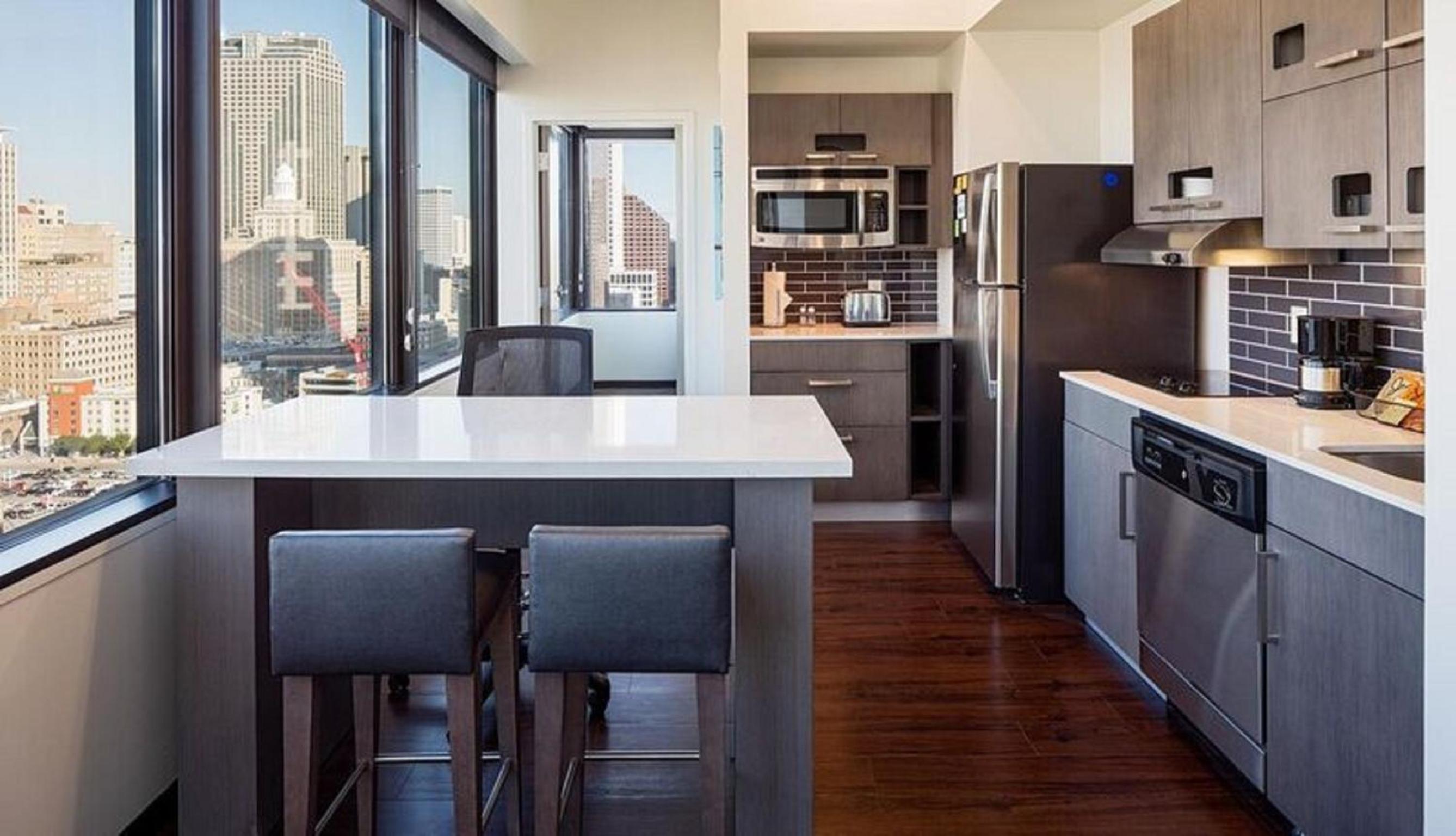 One-Bedroom King Suite with View and Roll-In Shower - Disability Access photo 3