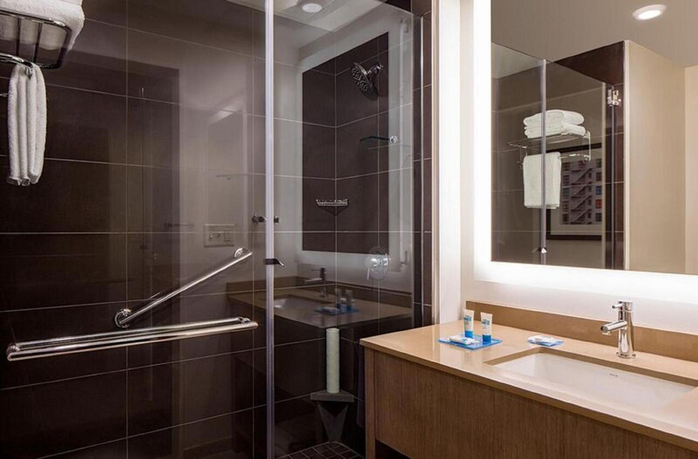 One-Bedroom King Suite with View photo 2