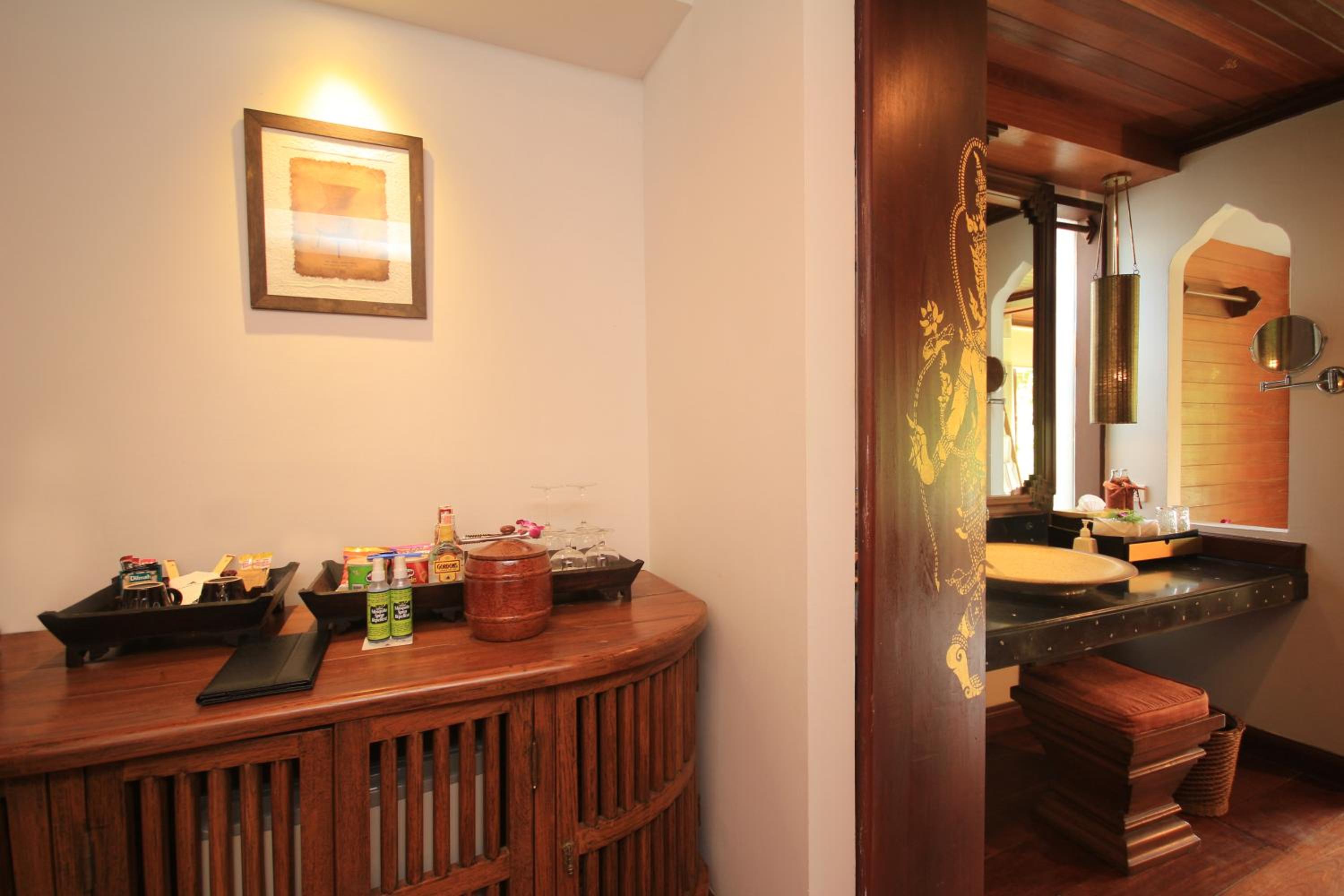 Grand Suite with Pool View - Photo 4
