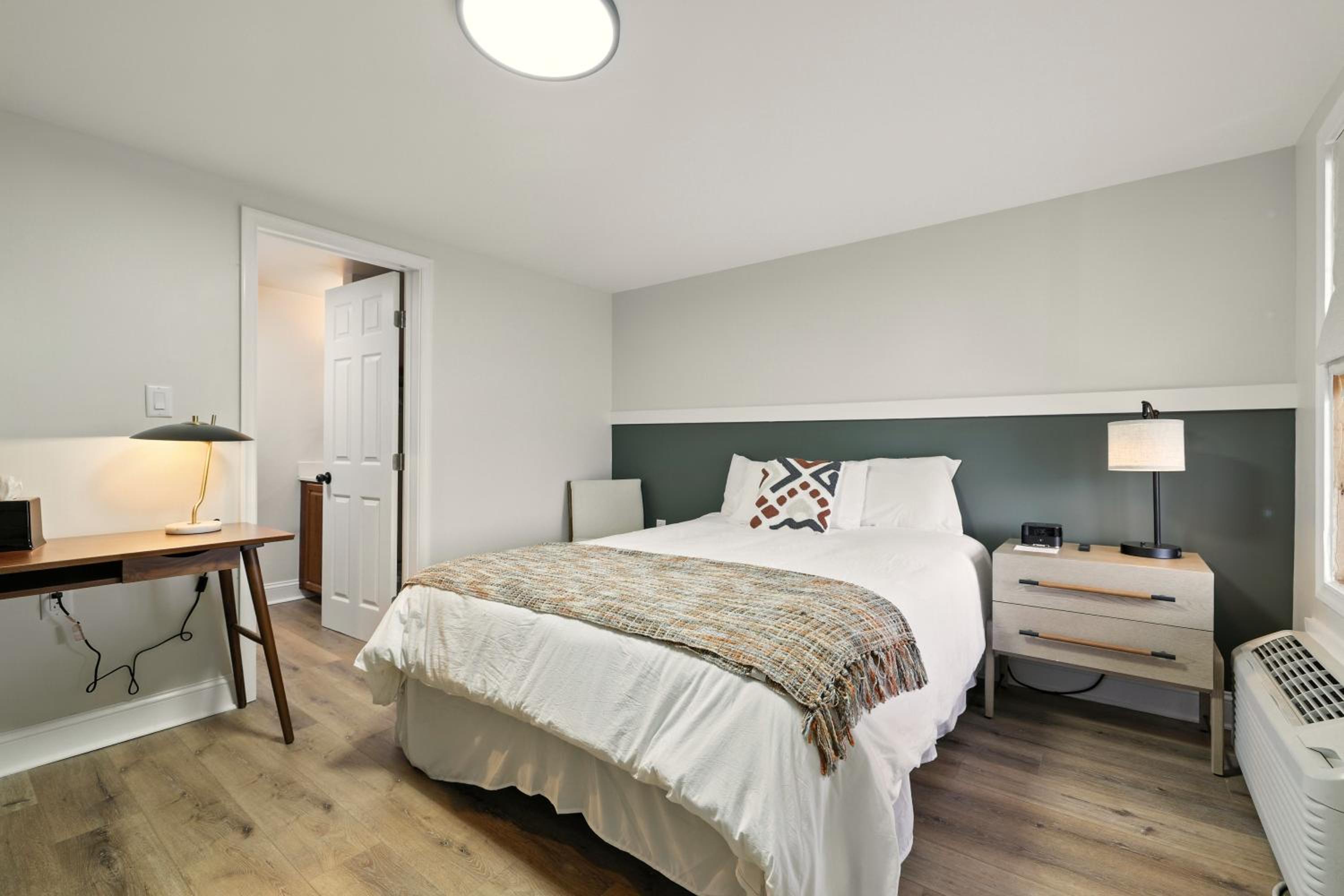 Standard Queen Room