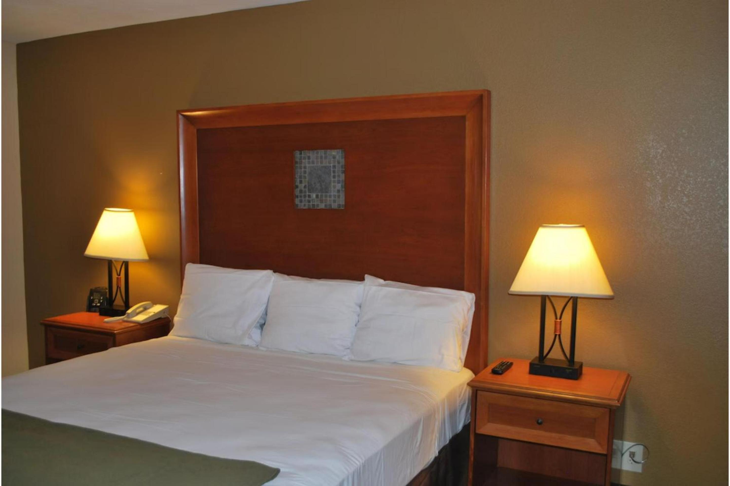 King Bed Non-Smoking photo 3