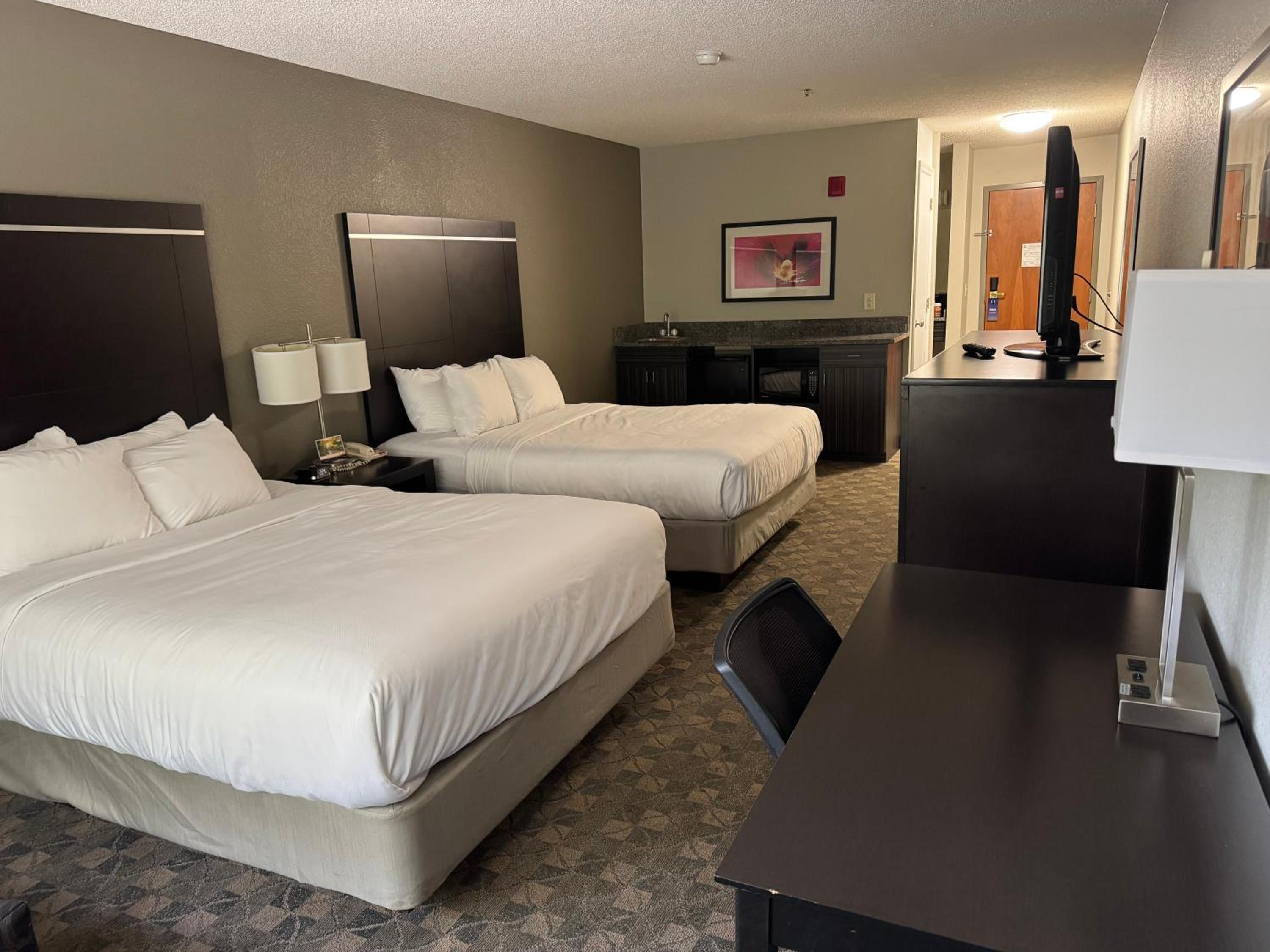 Efficiency Queen Room with Two Queen Beds - Non-Smoking photo 1