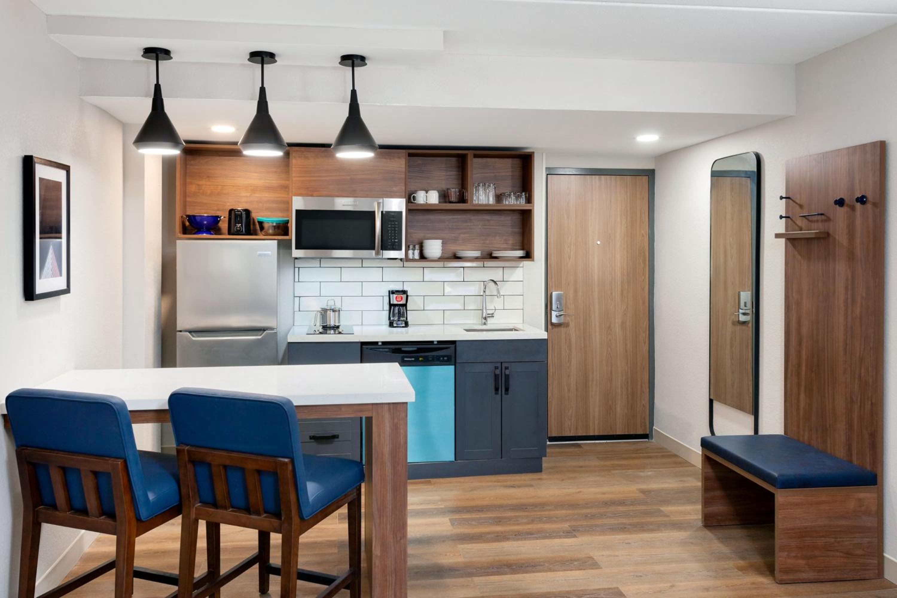 One-Bedroom Suite - Photo 6