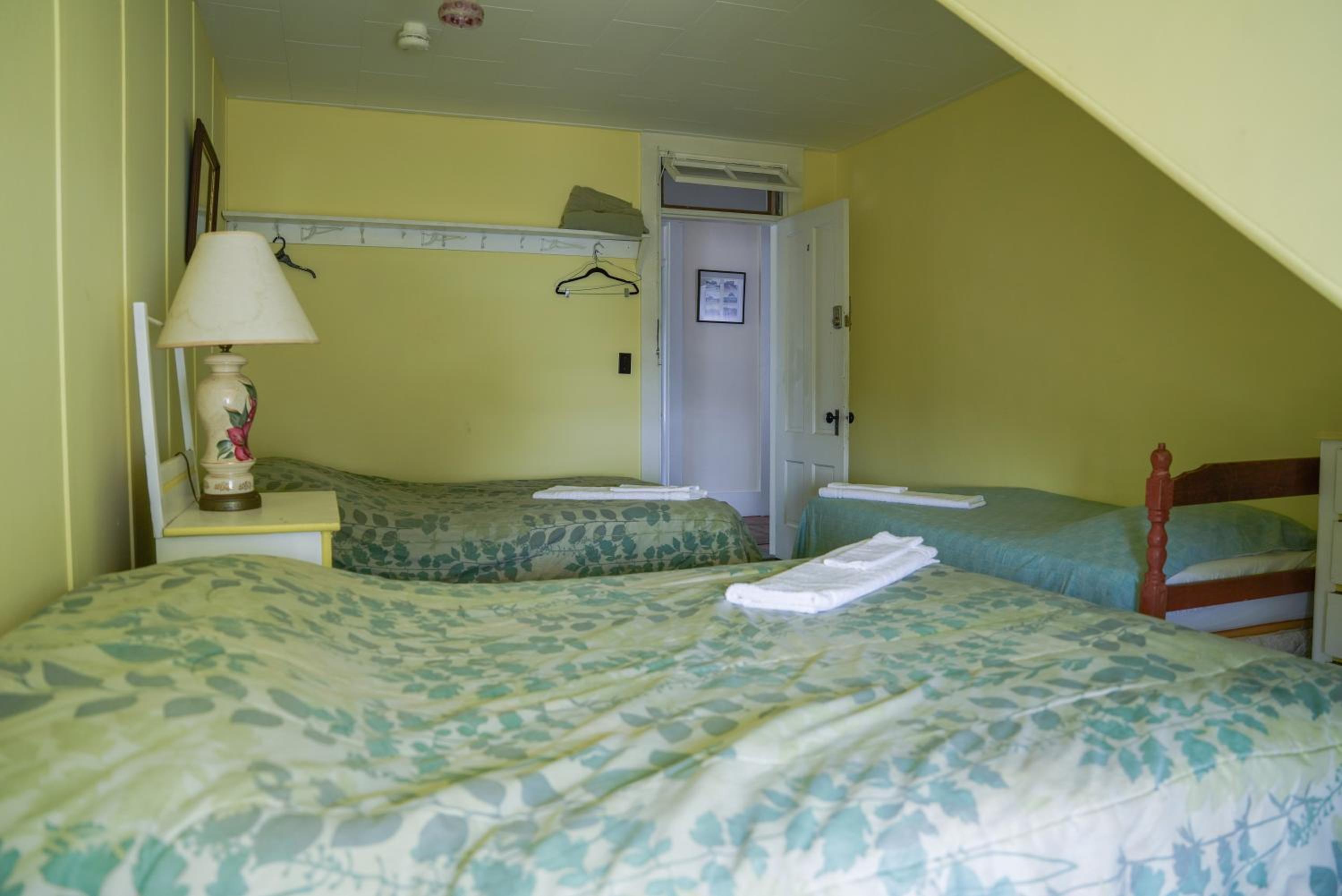 Family Room with Shared Bathroom rm. 2 photo 2
