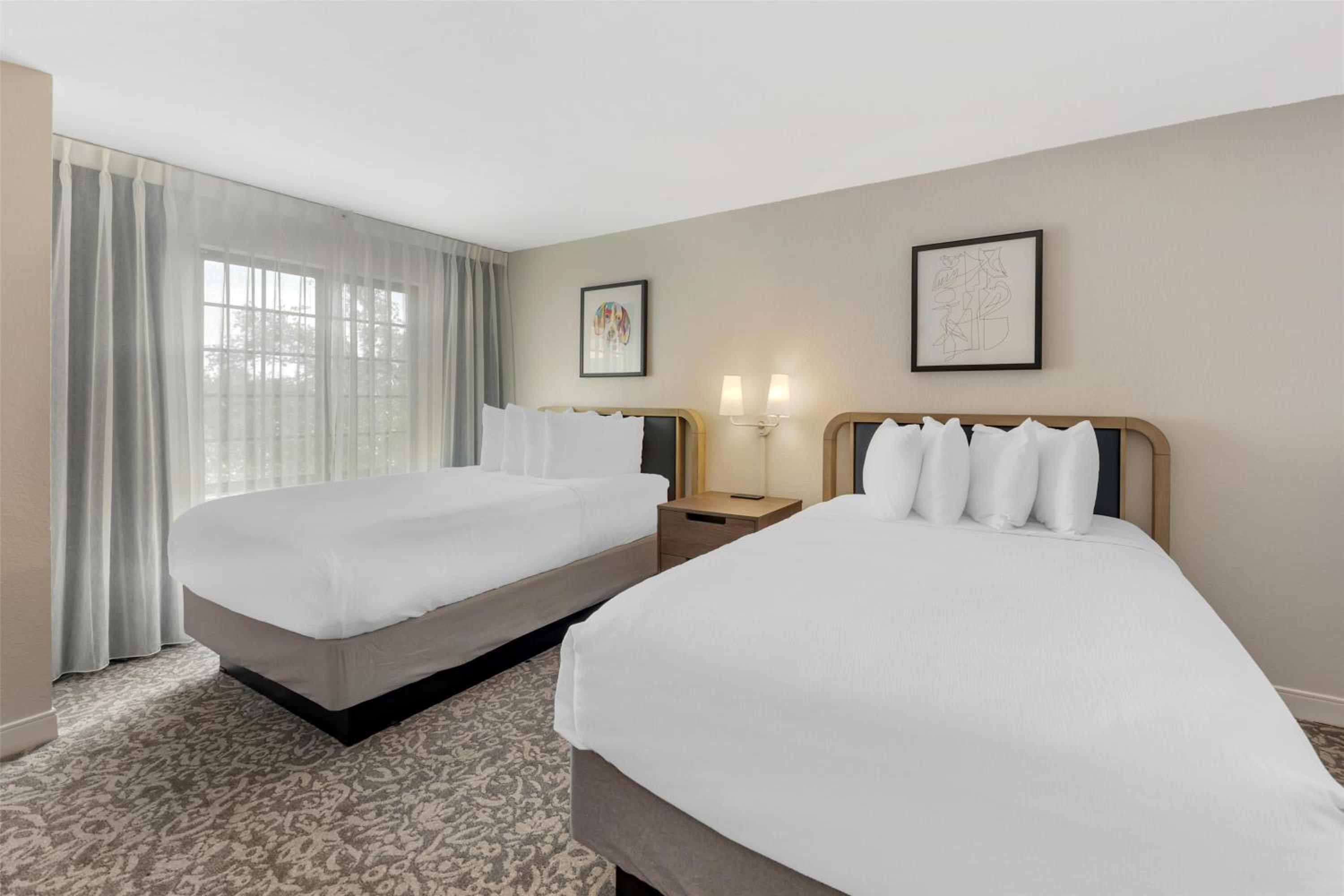 Two Bedroom Suite - Queen and Two Doubles - Mobility Accessible - Bathtub