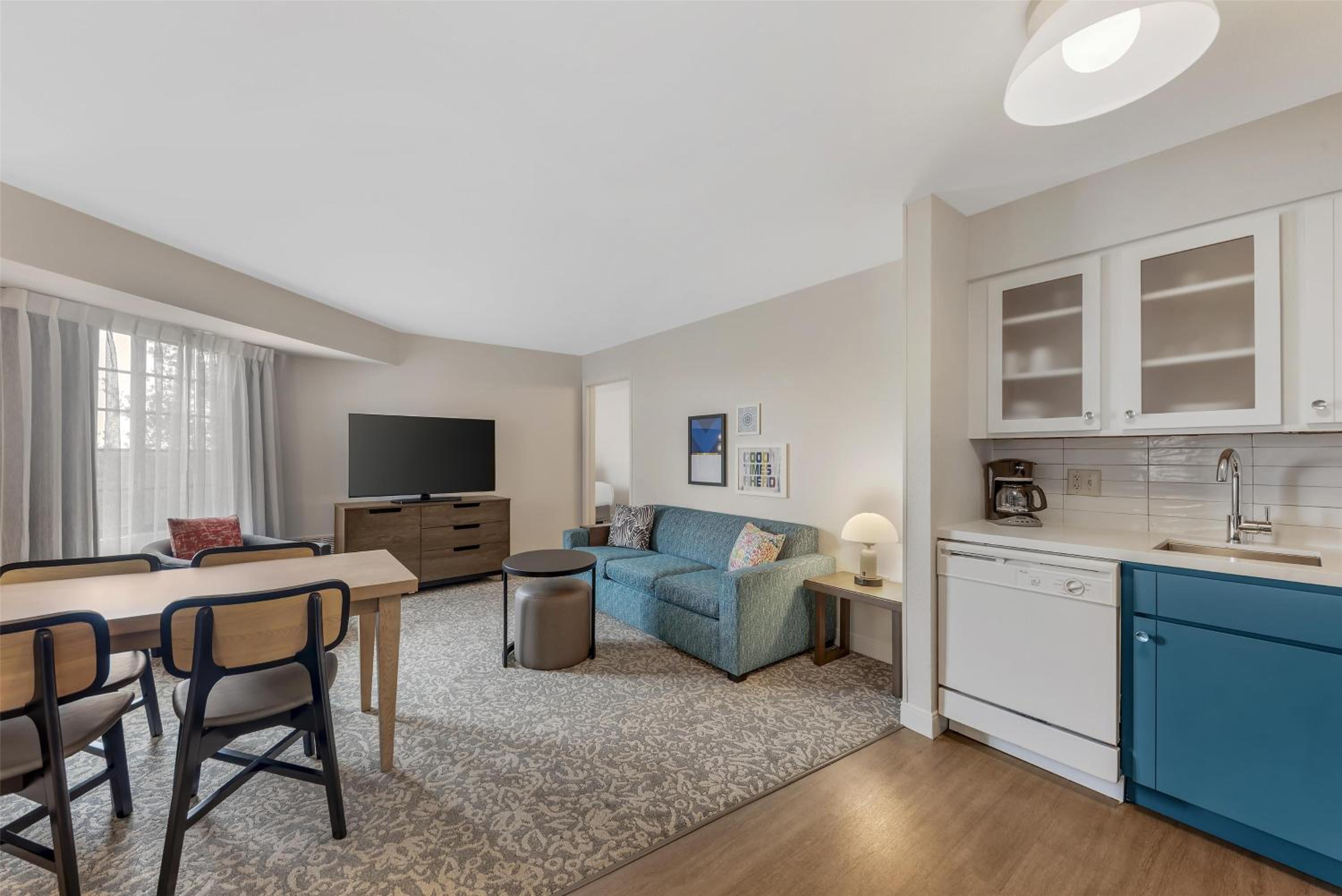 Two Bedroom Suite - Queen and Two Doubles - Mobility Accessible - Bathtub photo 3