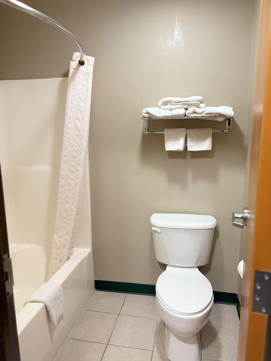 Deluxe Queen Suite photo 3