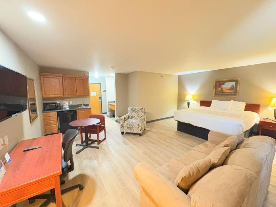 Deluxe King Suite photo 3