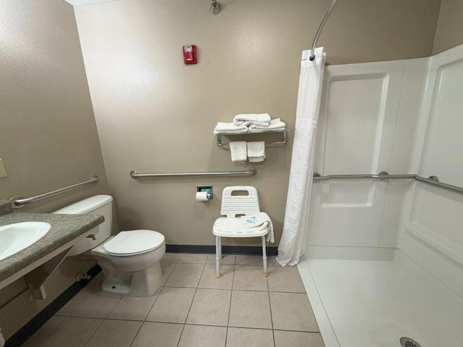 Queen Room - Disability Access photo 3