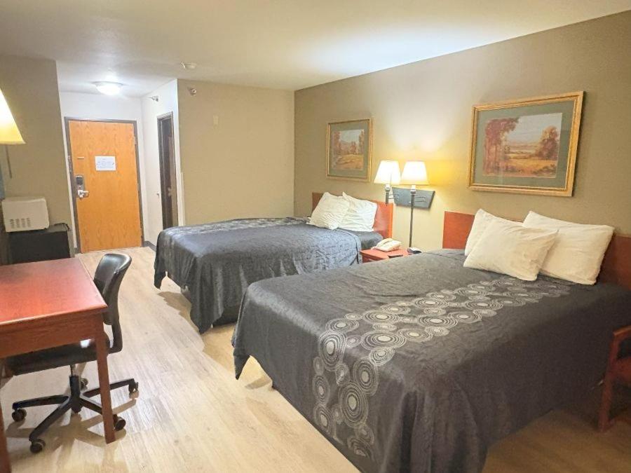 Queen Room with Two Queen Beds photo 2