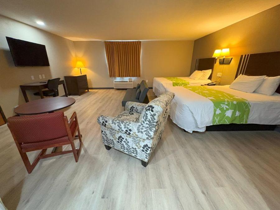 Deluxe Queen Suite photo 2