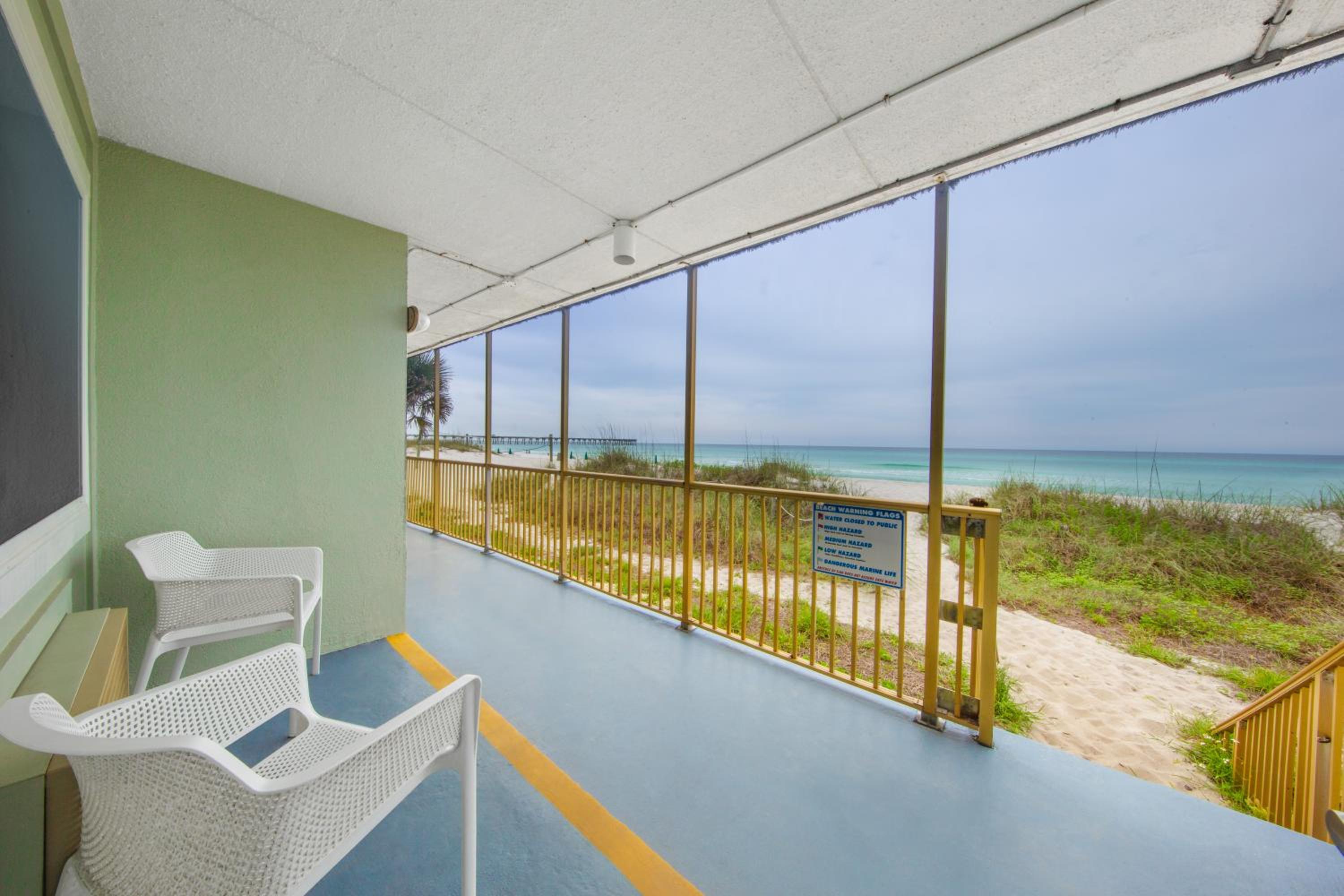 Beachfront Walkout Room - Queen/Queen