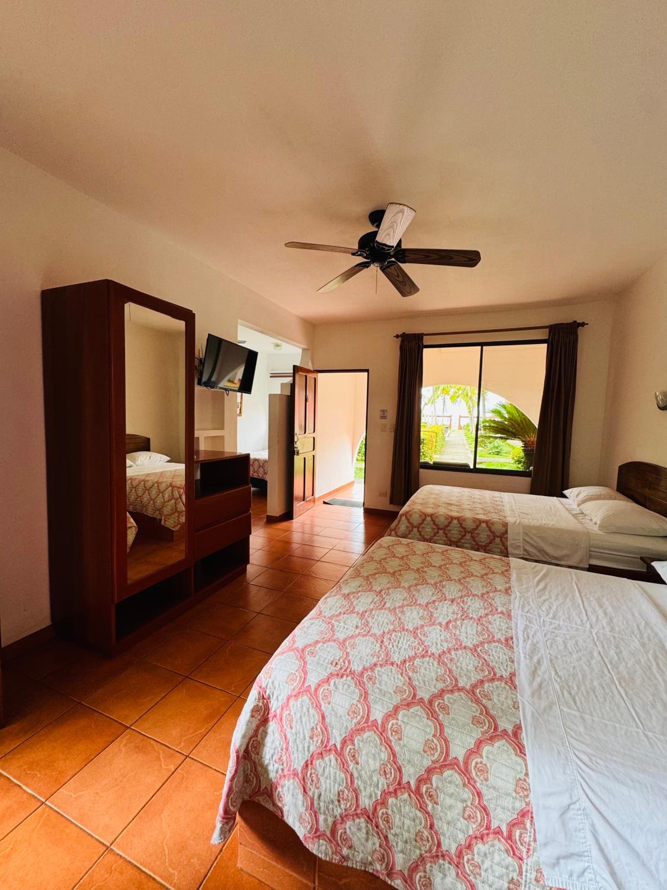 Quadruple Room - Disability Access photo 3