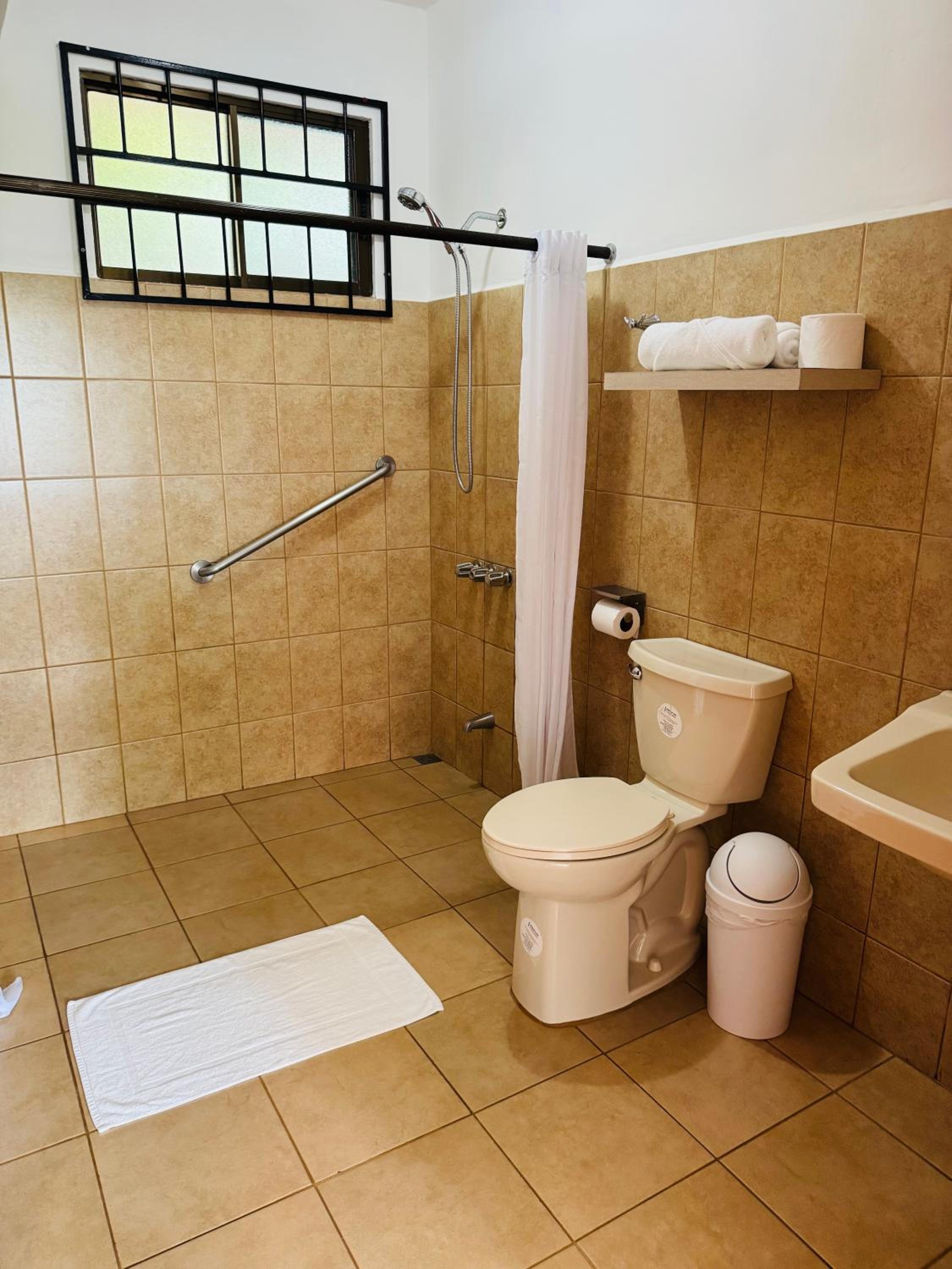 Quadruple Room - Disability Access photo 2