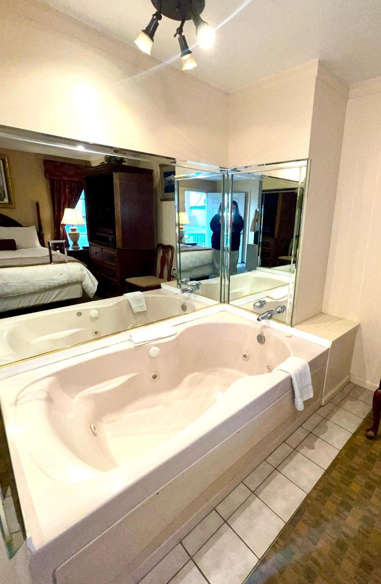 King Room with Two King Beds photo 3