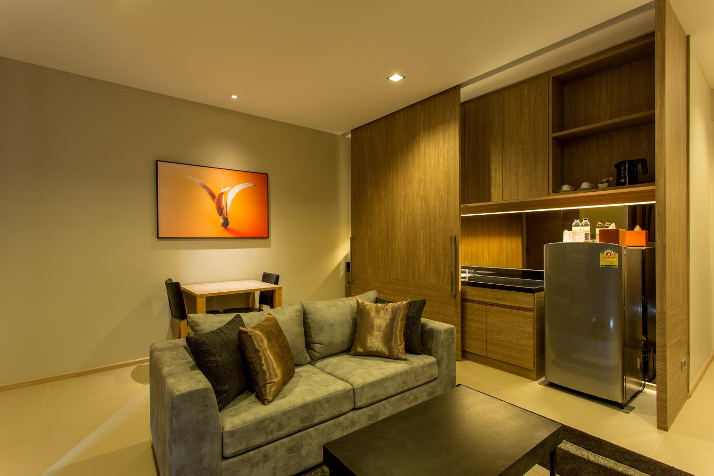 City Suite - Photo 7