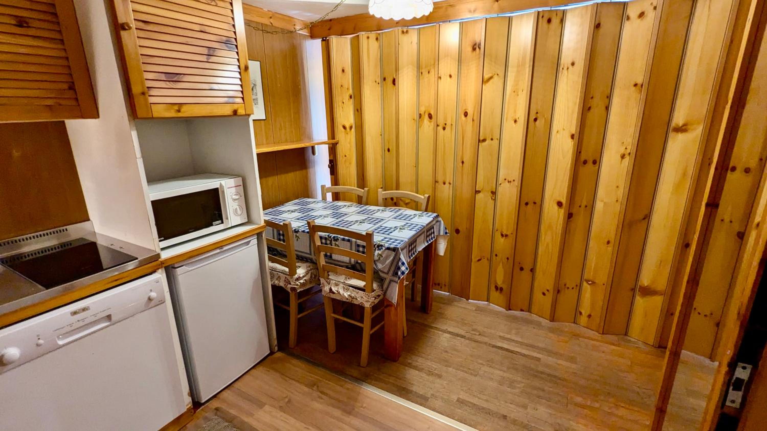 Apartment with Balcony photo 2