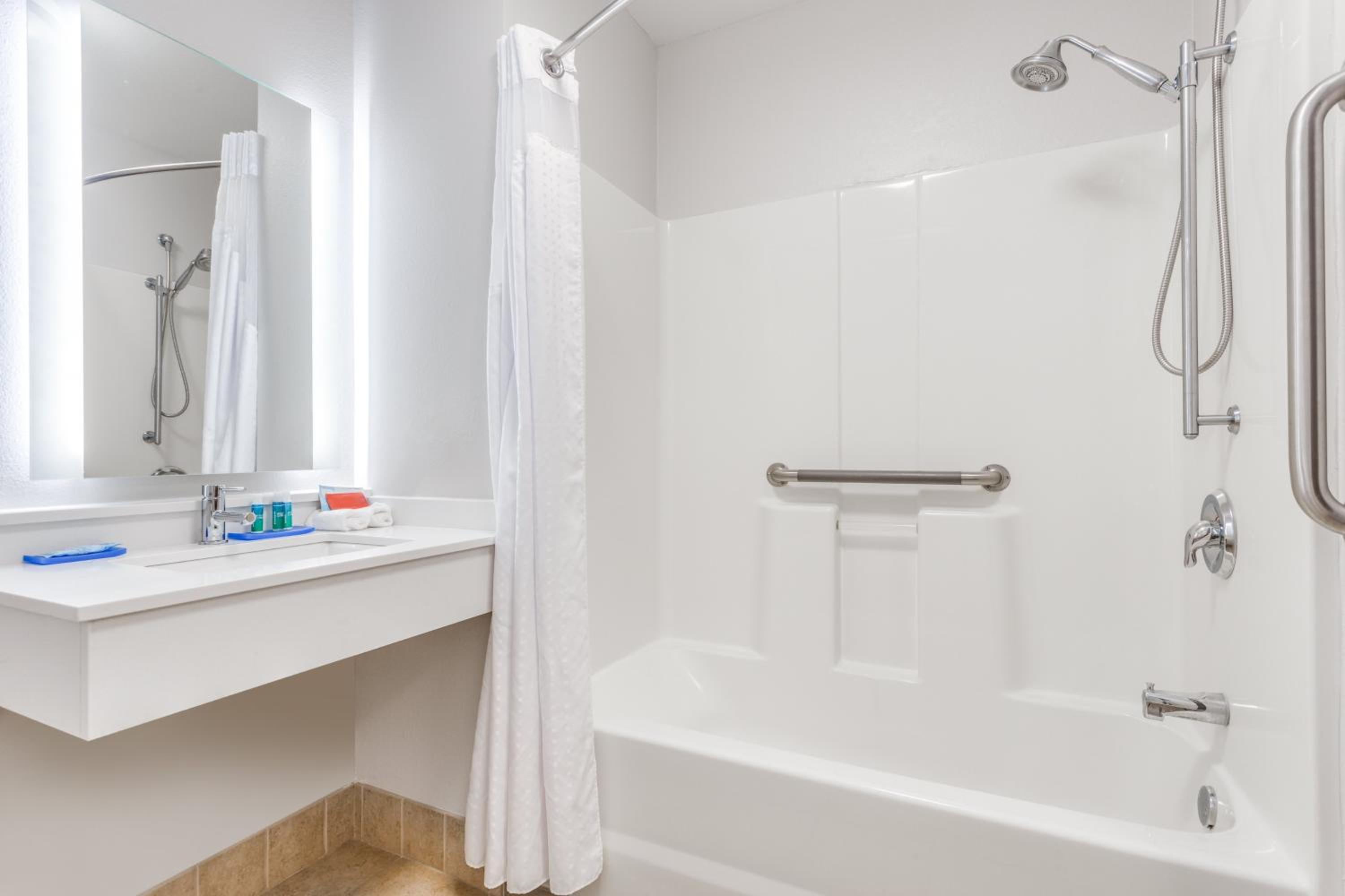 King Room - Mobility Access/Hearing Accessible - Photo 2