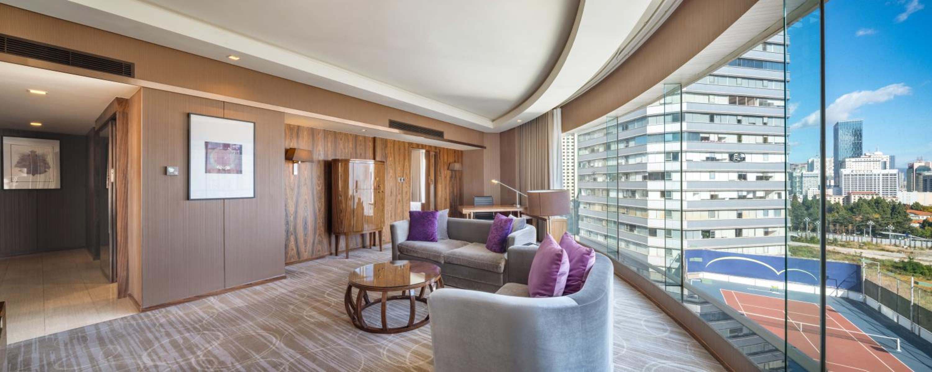 One-Bedroom Standard Suite with Lounge Access