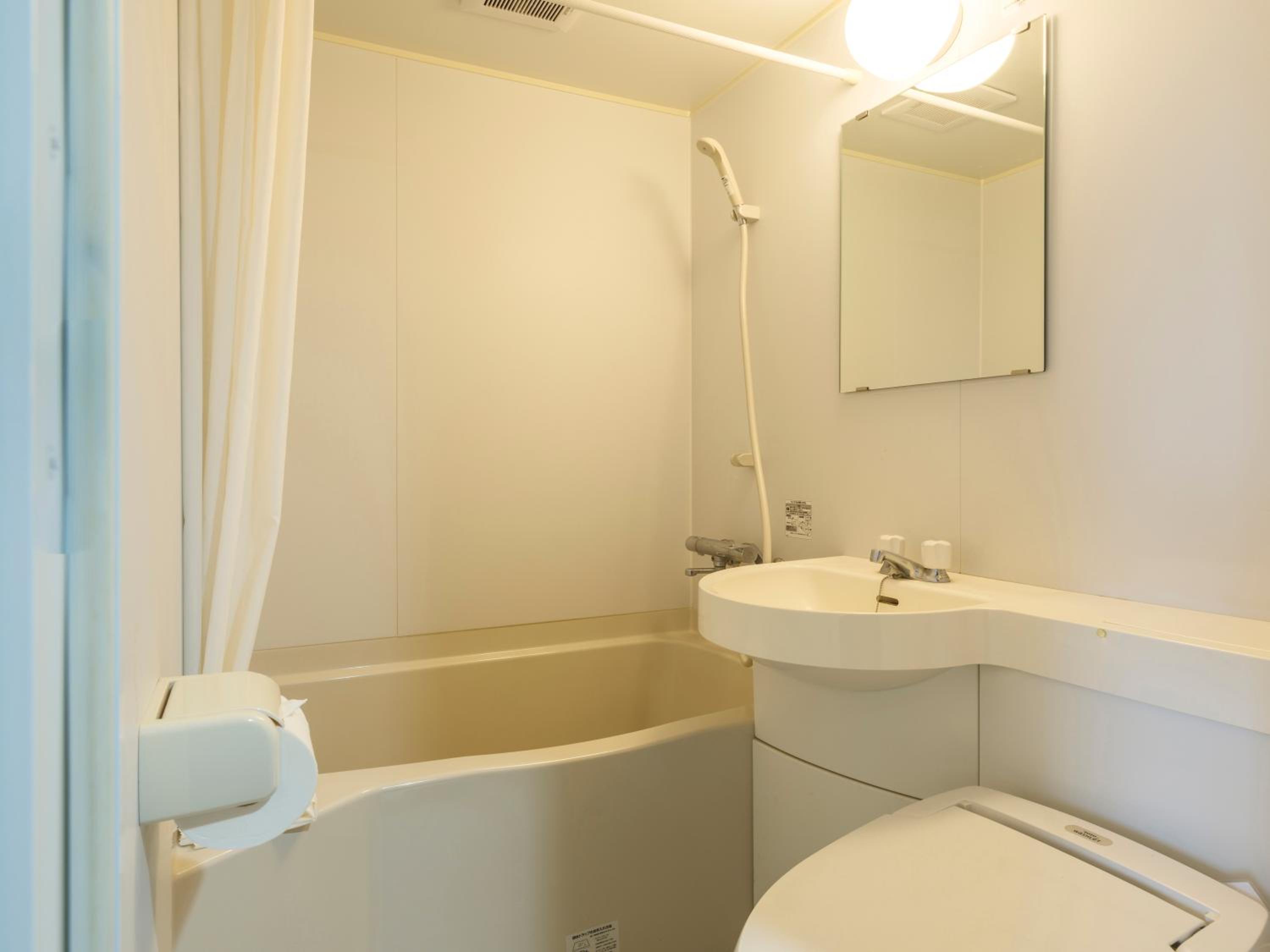 Compact Twin Room with Private Bathroom photo 3