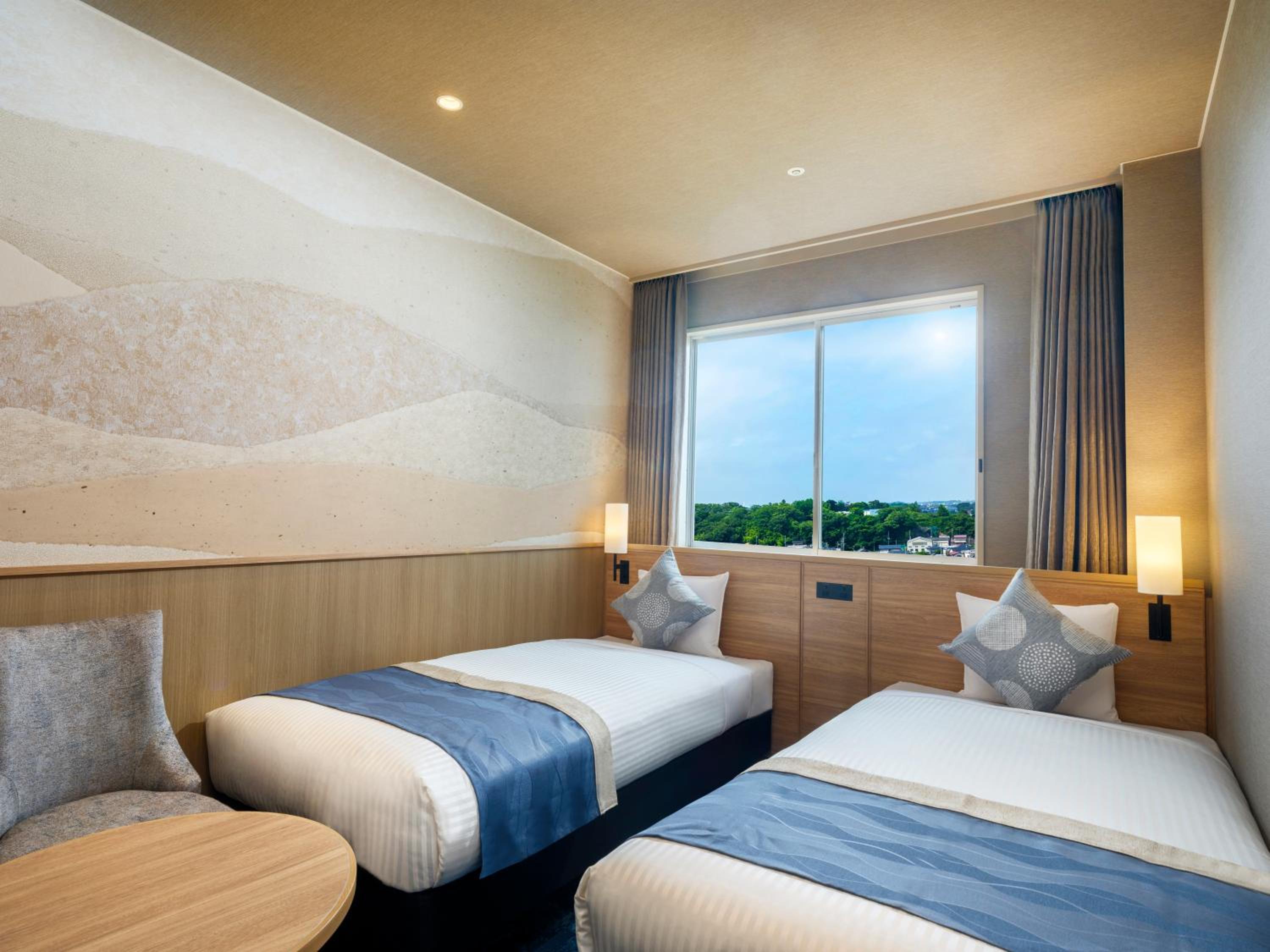 Compact Twin Room with Private Bathroom photo 2