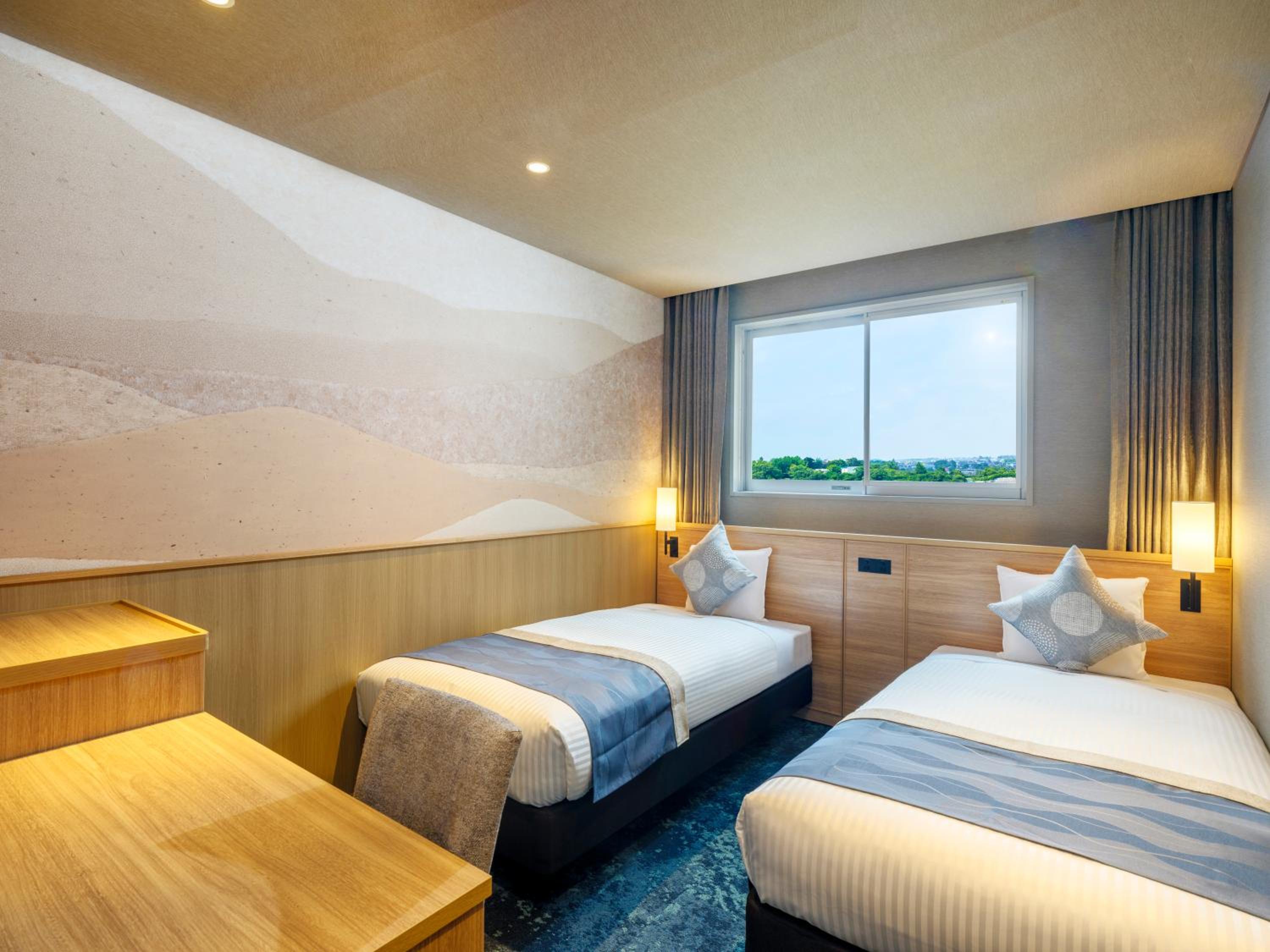 Superior Compact Twin Room with Private Bathroom