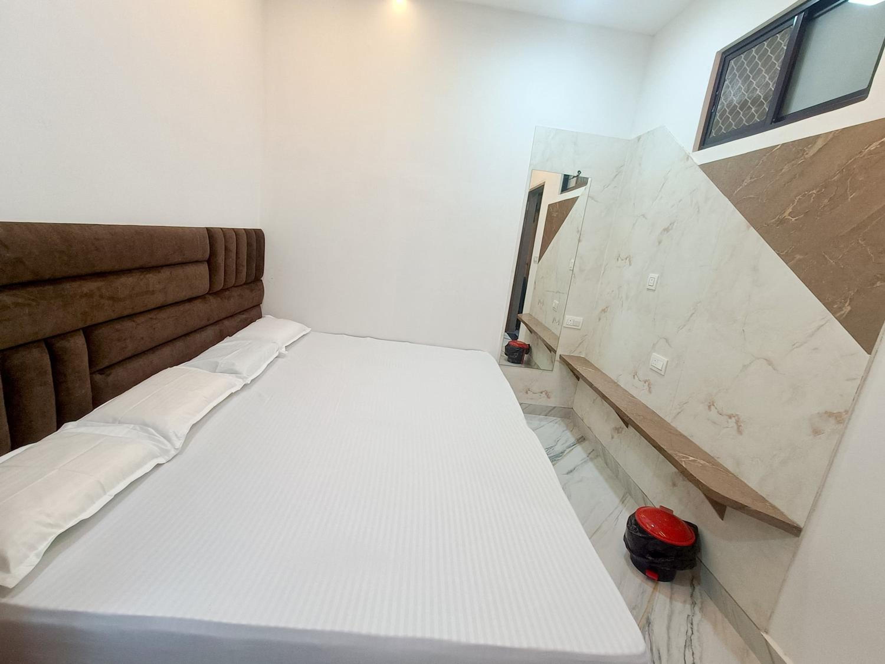 Economy Triple Room photo 3