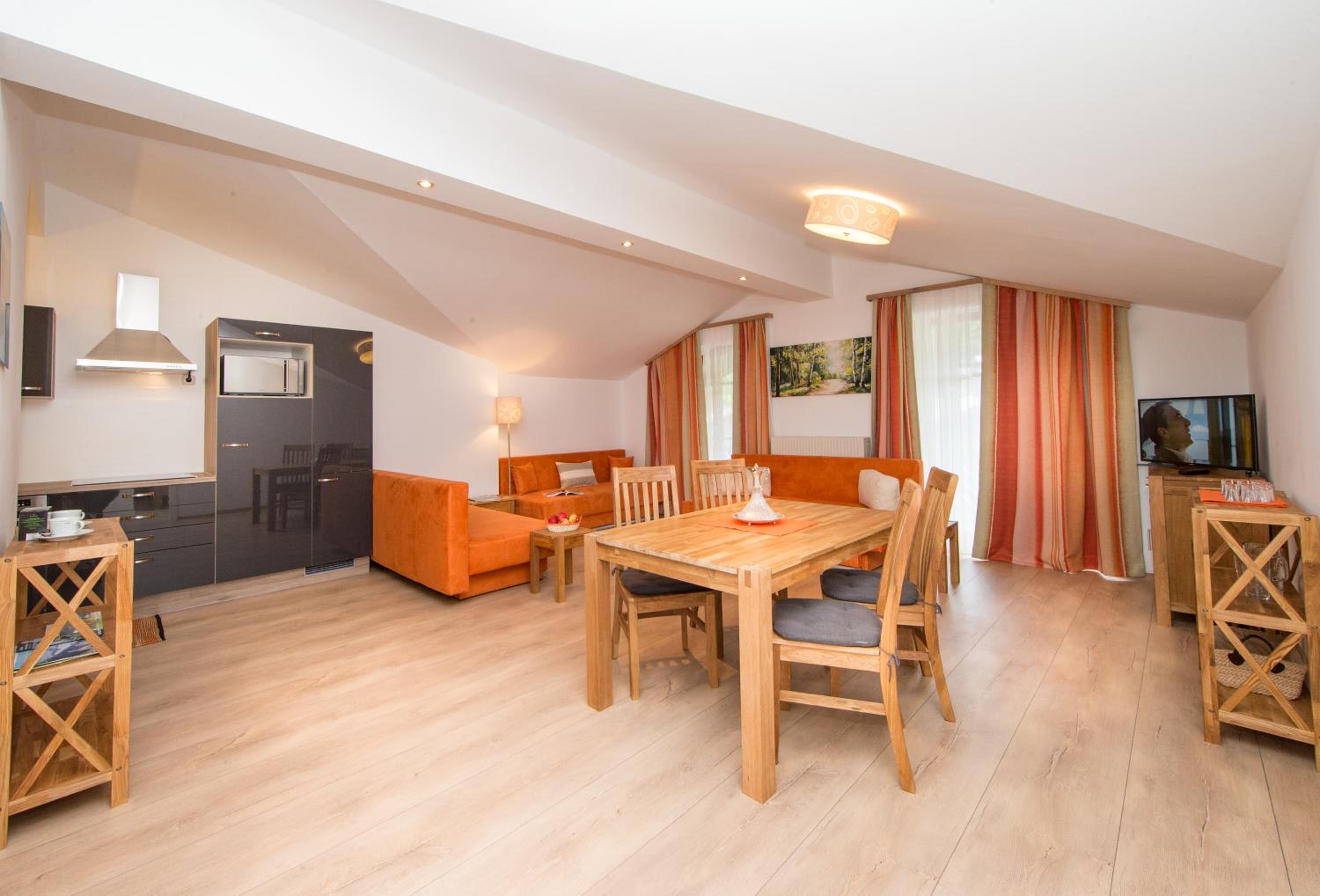 Large One-Bedroom Apartment with Balcony, Top 6 photo 2