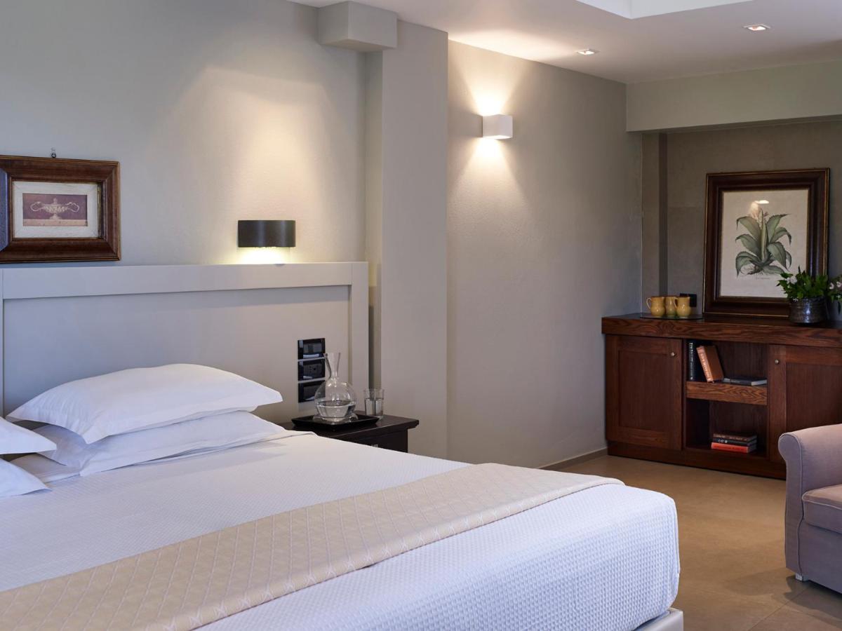 Double or Twin Room with Sea View - Photo 3