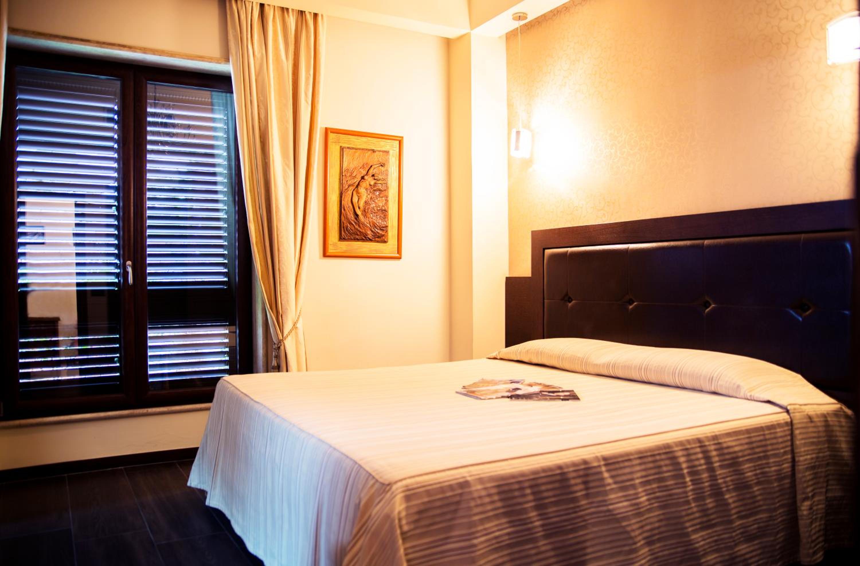 Standard Double Room with Breakfast in Room, Free Parking and Wi-Fi photo 3