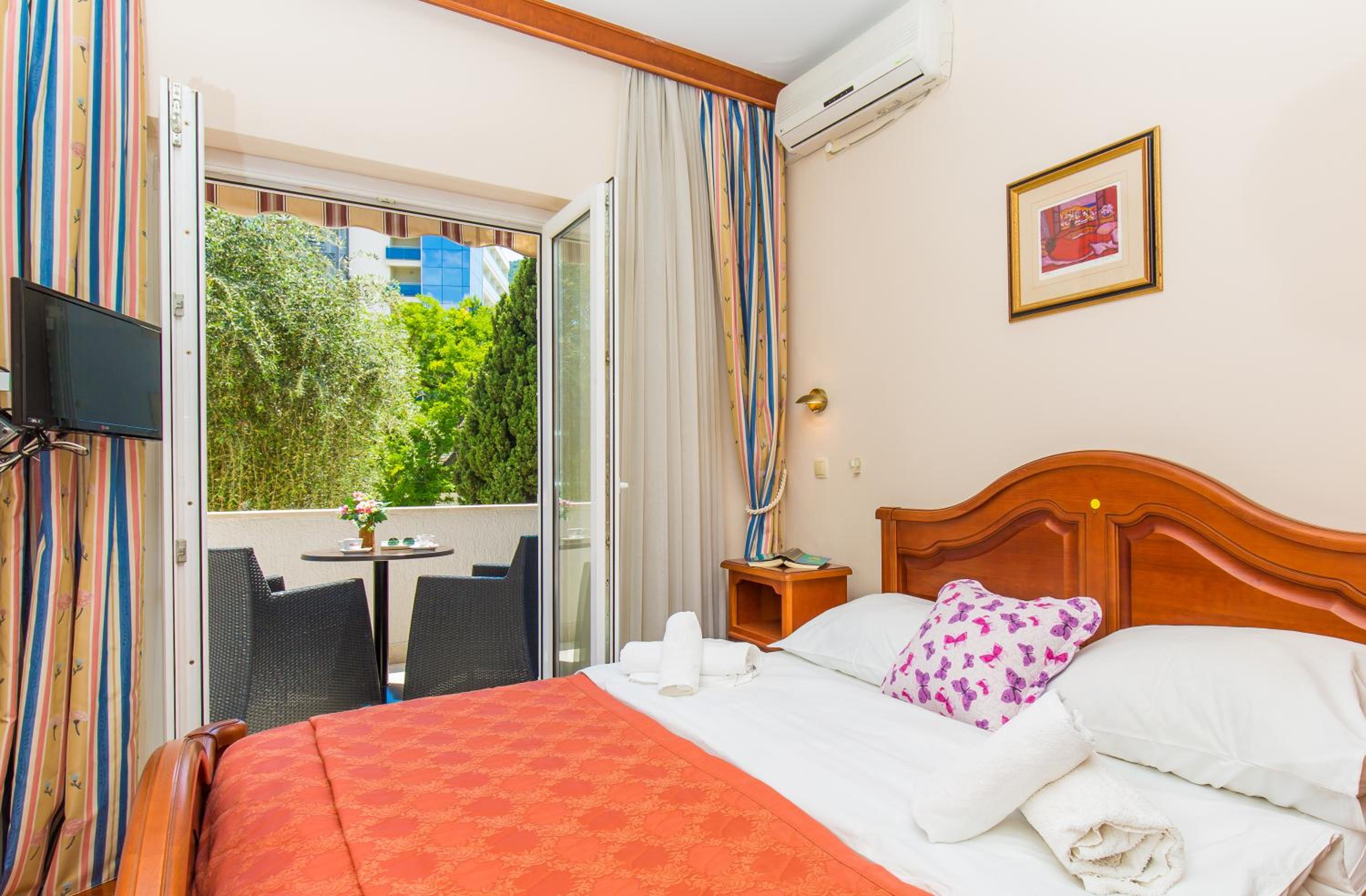 Deluxe Two-Bedroom Apartment with Terrace (6 Adults)