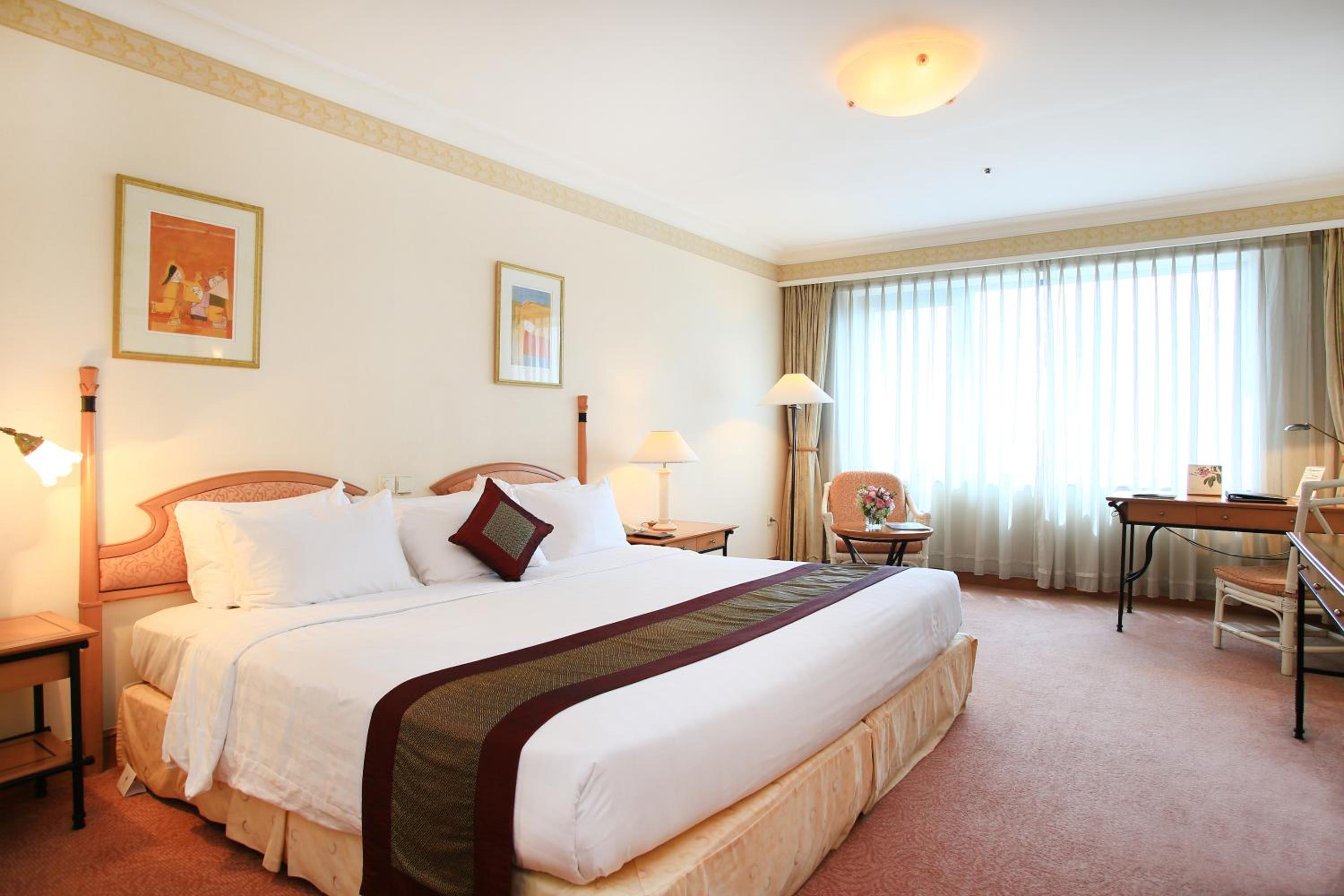 Grand Deluxe King Bed  Lake View thumbnail 6
