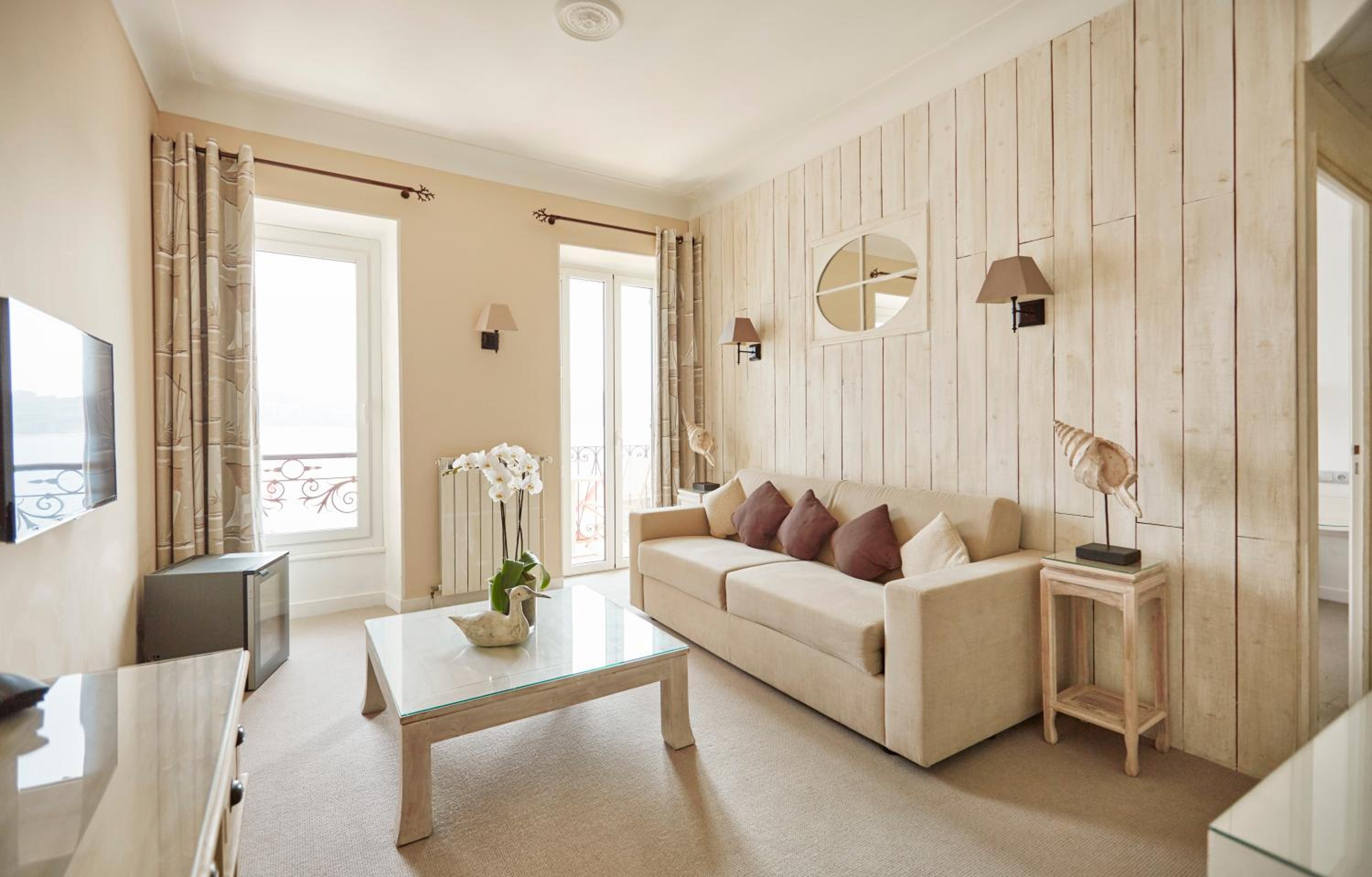 Suite with Balcony and front Sea View