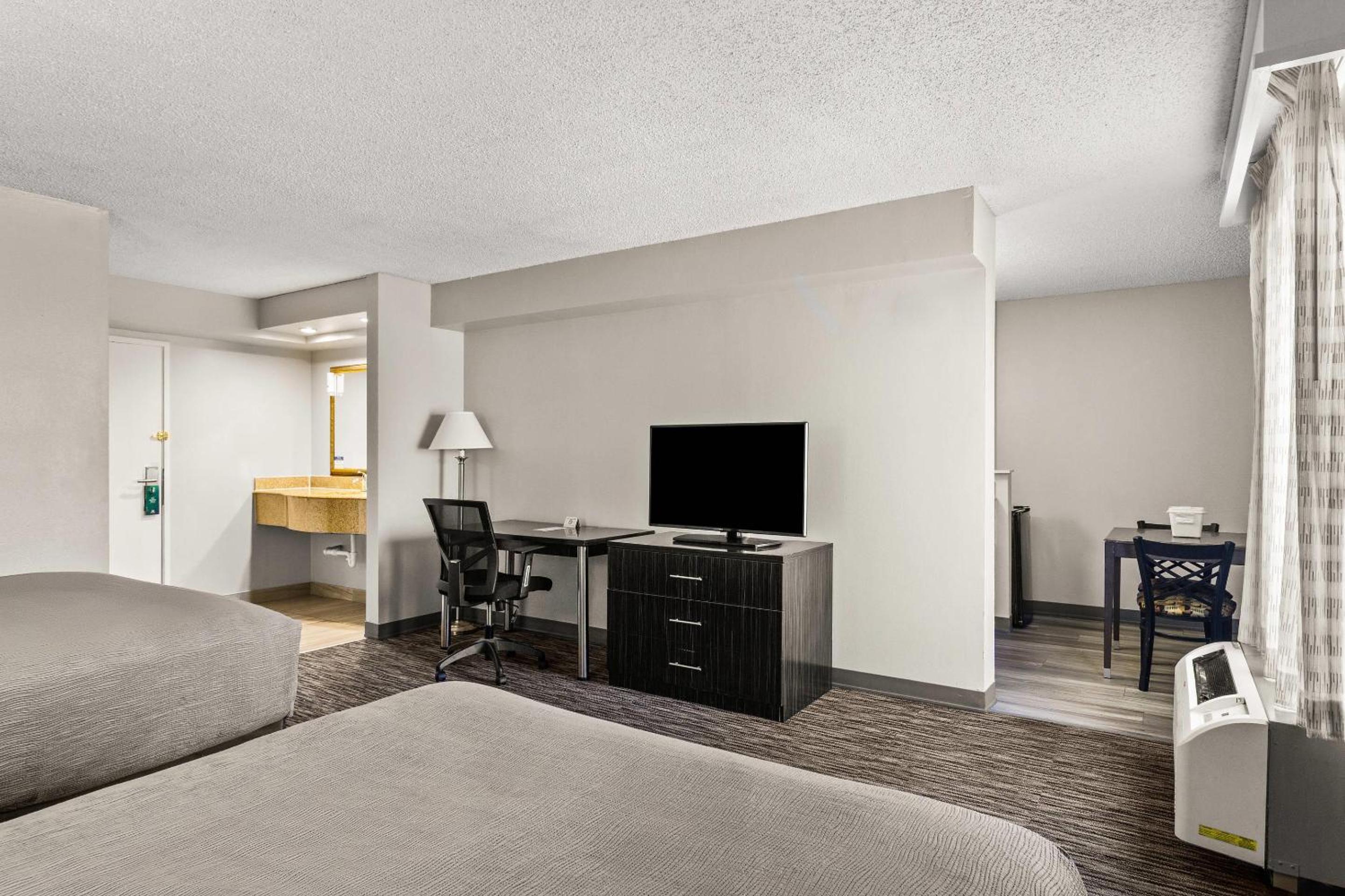 Queen Room with Wet Bar - Non Smoking - Photo 1