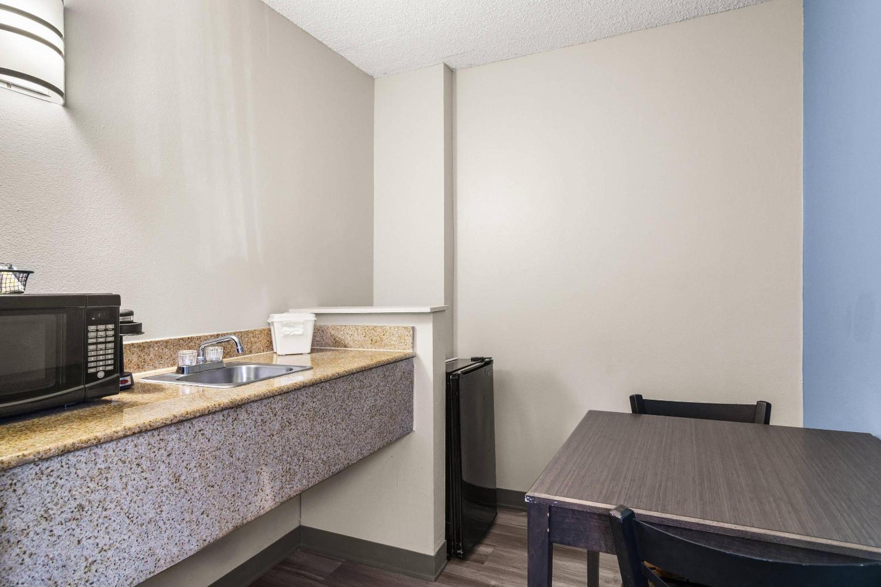 Queen Room with Wet Bar - Non Smoking - Photo 2