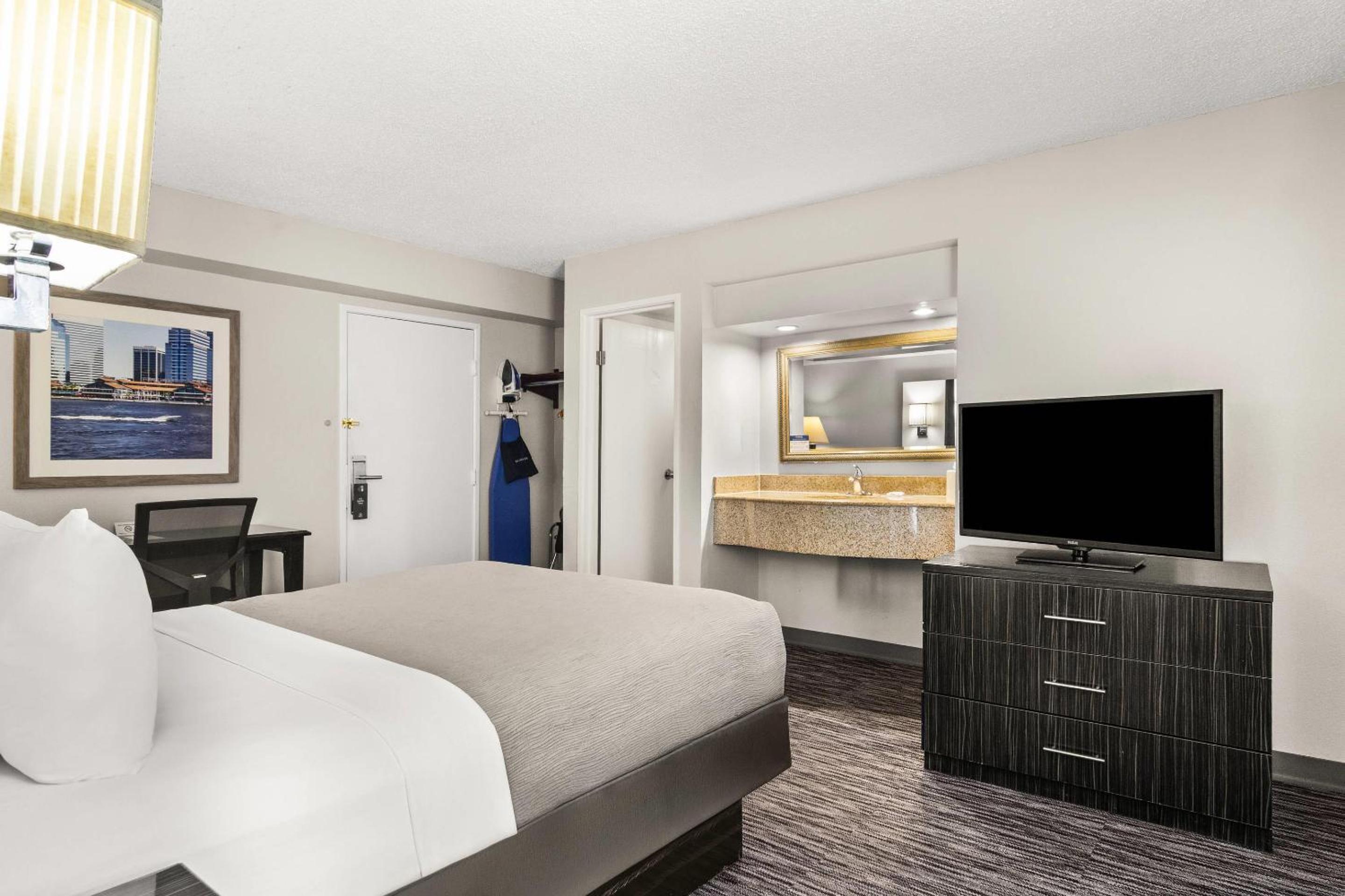 Queen Room with Wet Bar - Non Smoking - Photo 4