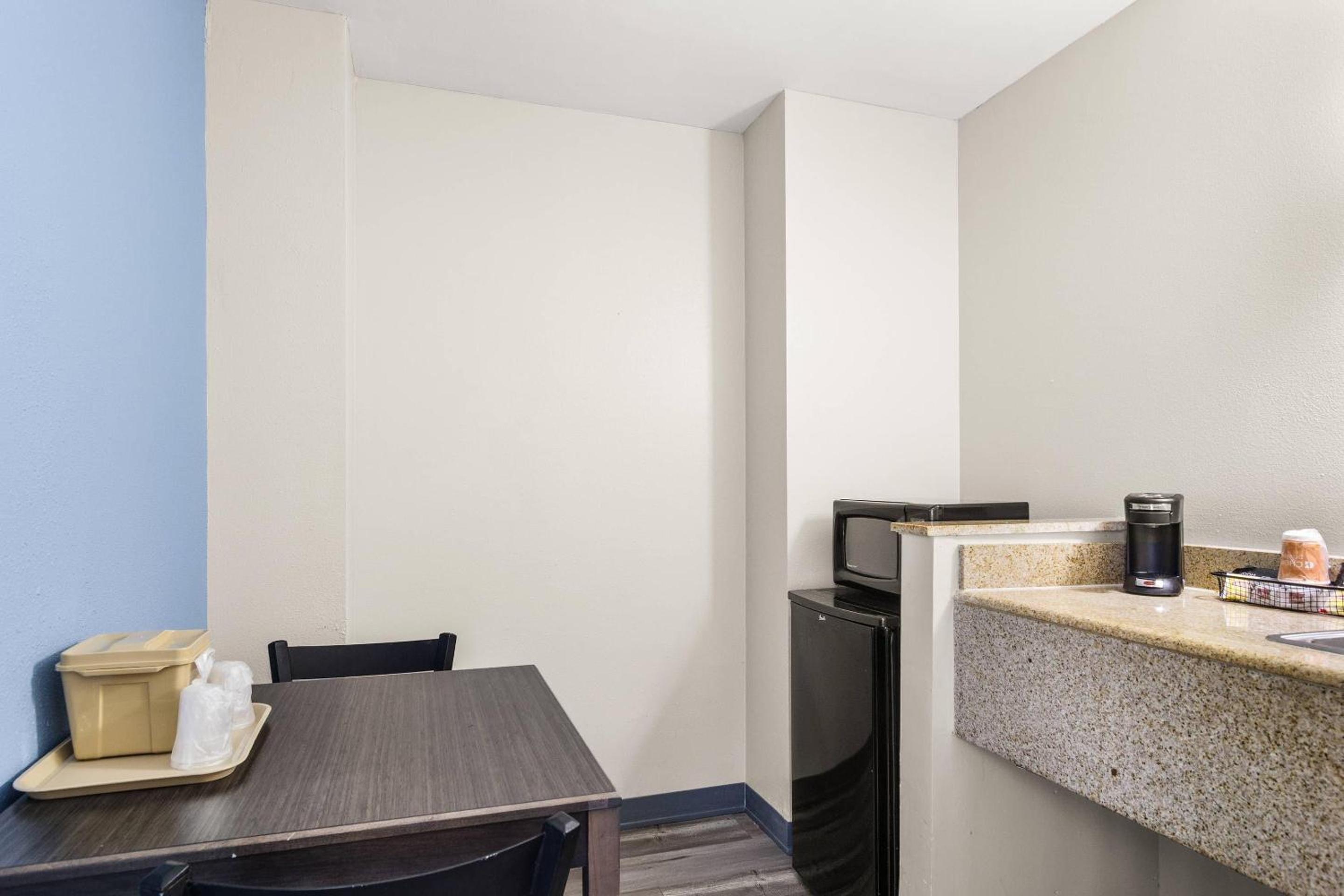 Queen Room with Wet Bar - Non Smoking - Photo 5