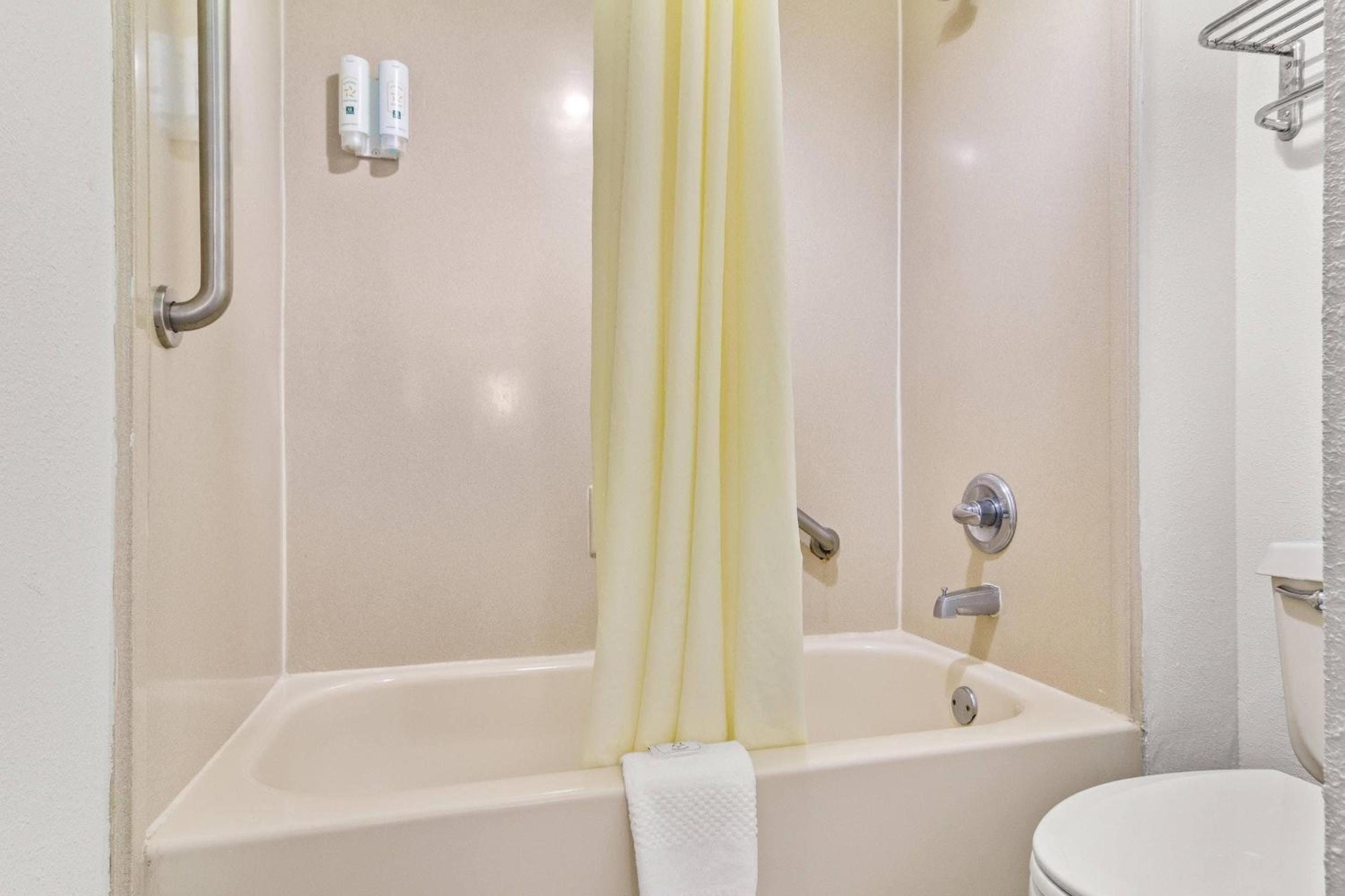 Queen Room with Wet Bar - Non Smoking - Photo 6