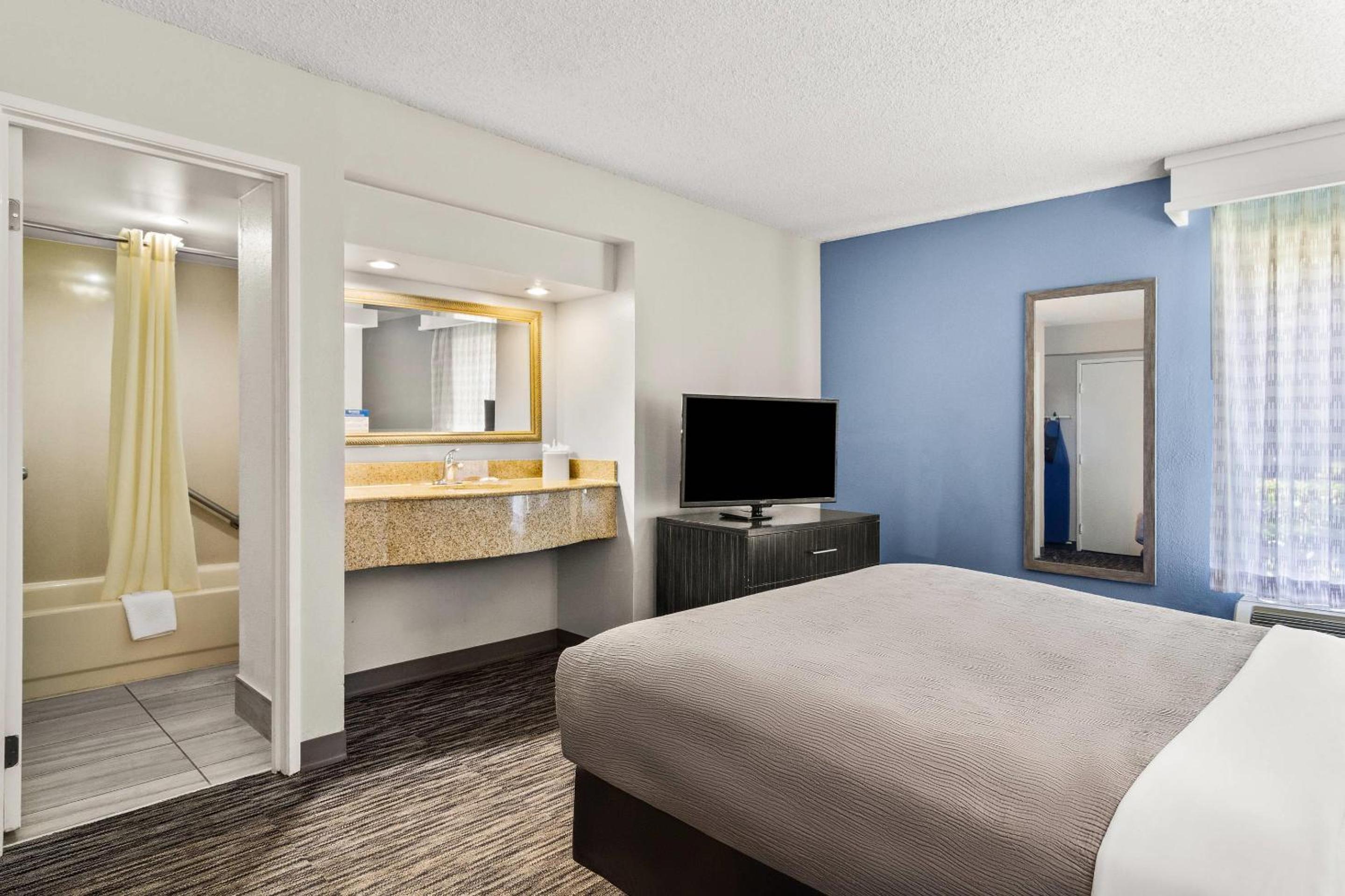 Queen Room with Wet Bar - Non Smoking - Photo 8