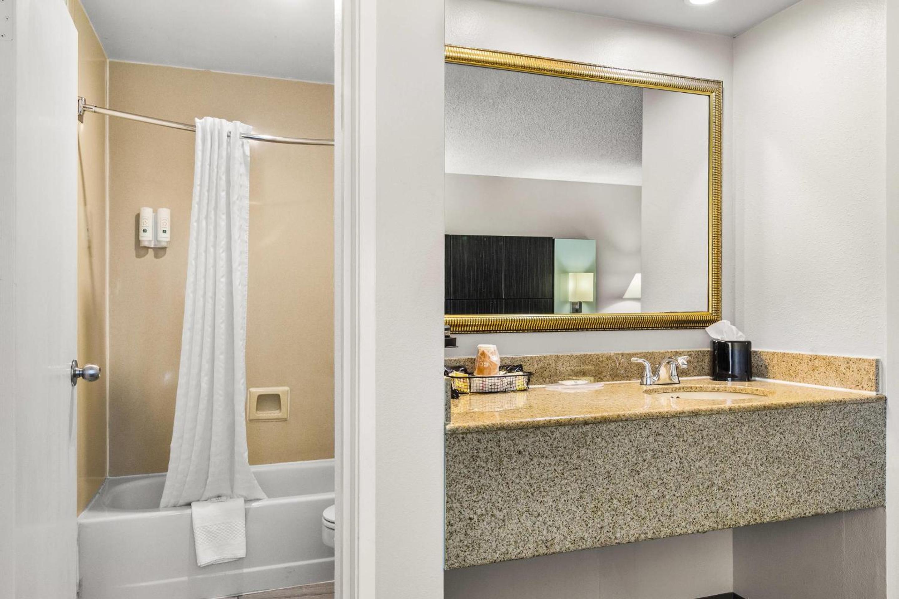 Queen Room with Wet Bar - Non Smoking - Photo 9