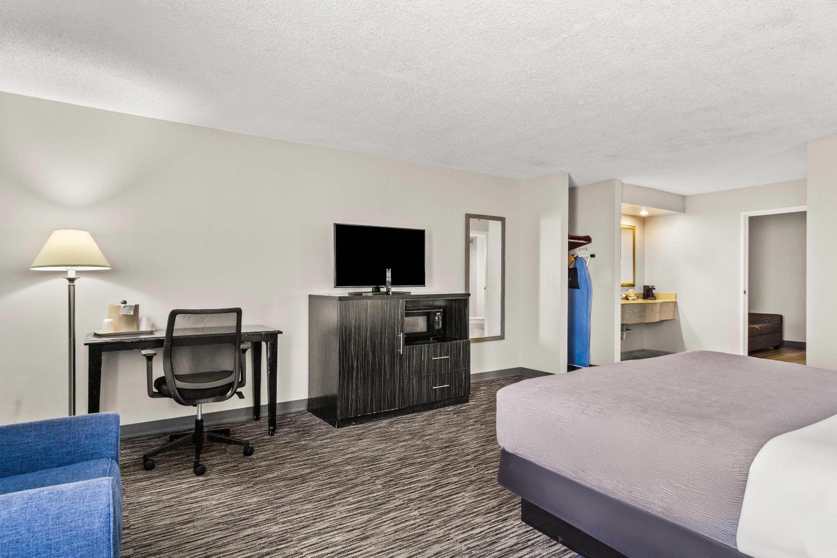 King Room - Non Smoking - Photo 4