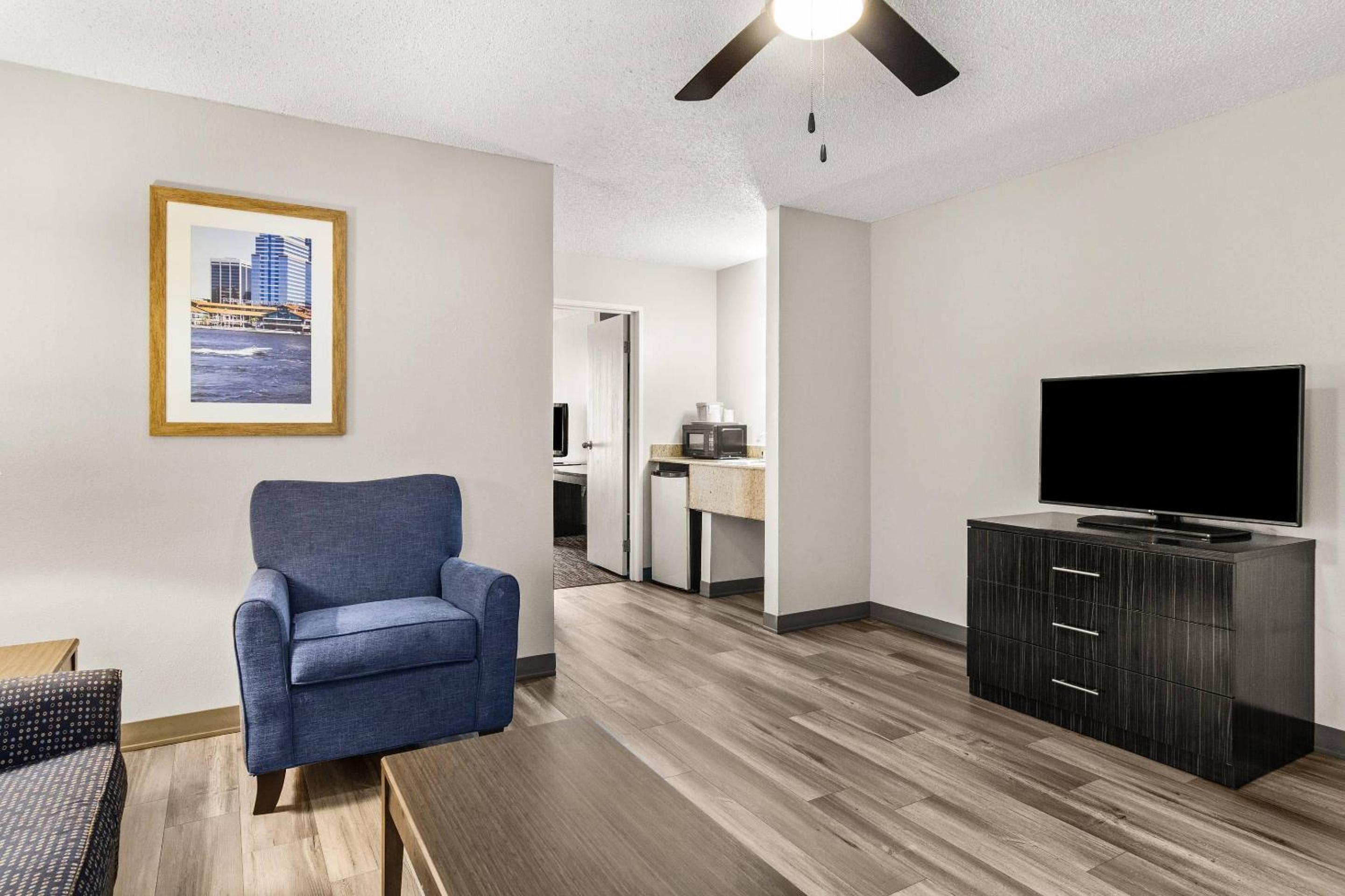 Quadruple Room with Sofa bed - Non Smoking - Photo 4