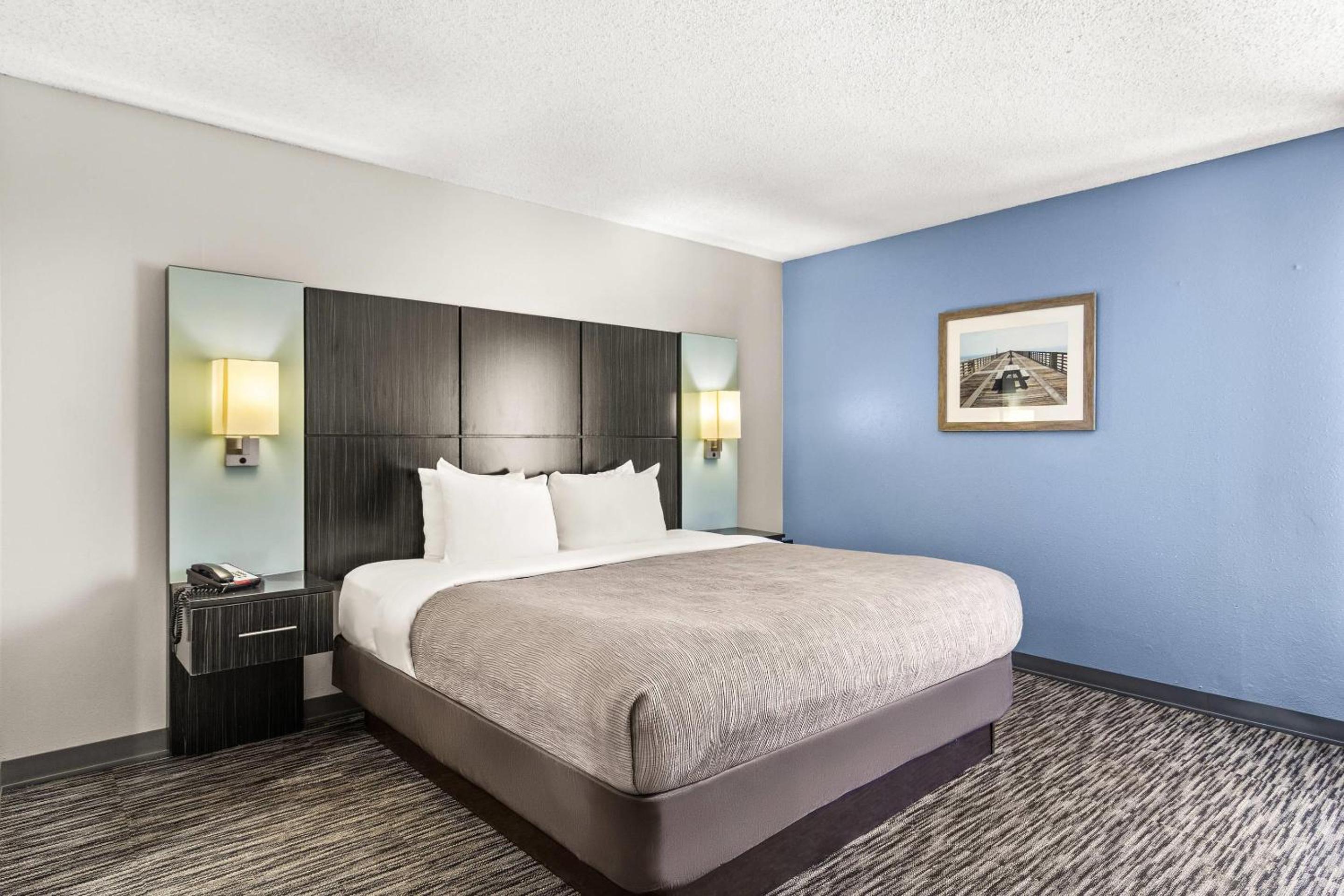 Queen Room with Wet Bar - Non Smoking - Photo 12