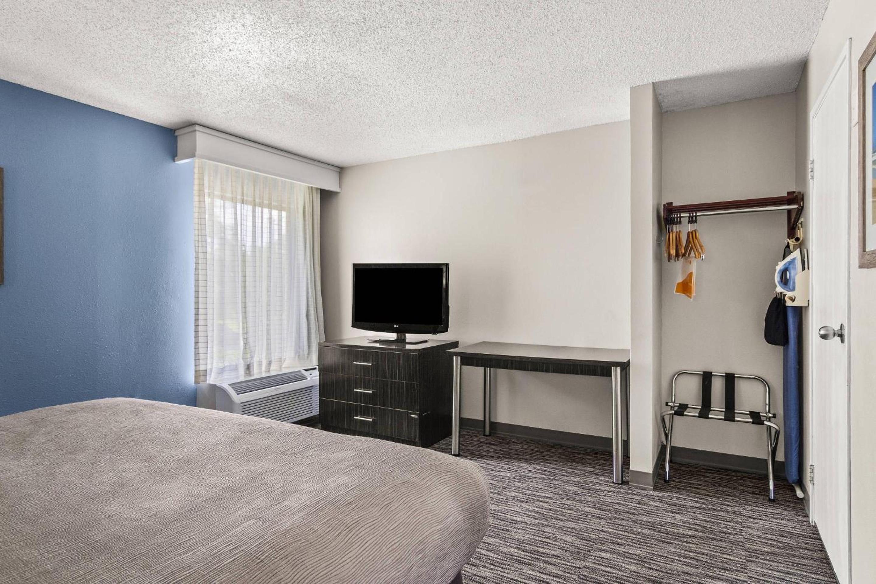 Queen Room with Wet Bar - Non Smoking - Photo 13