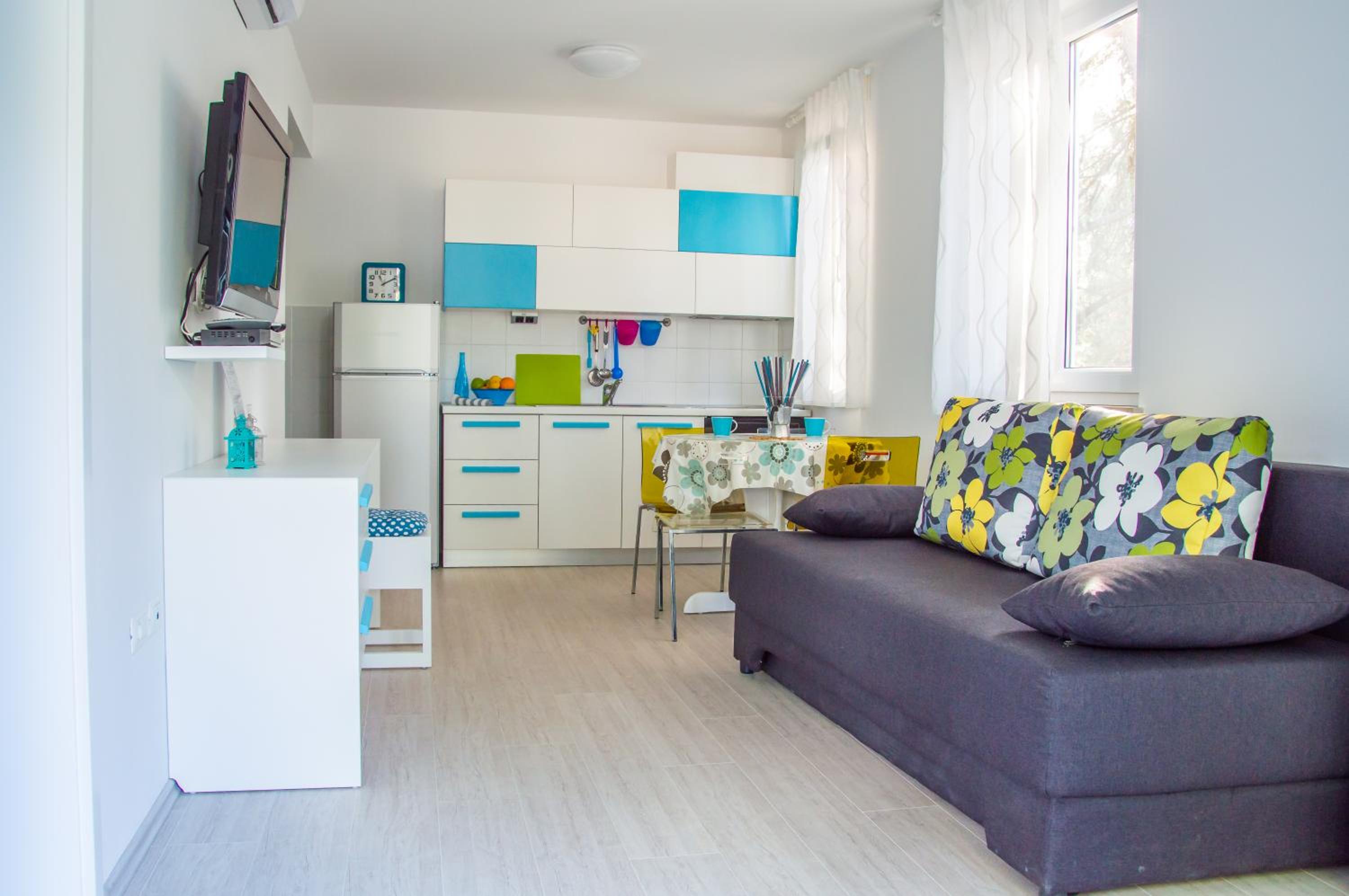 Apartment with Balcony - Photo 2